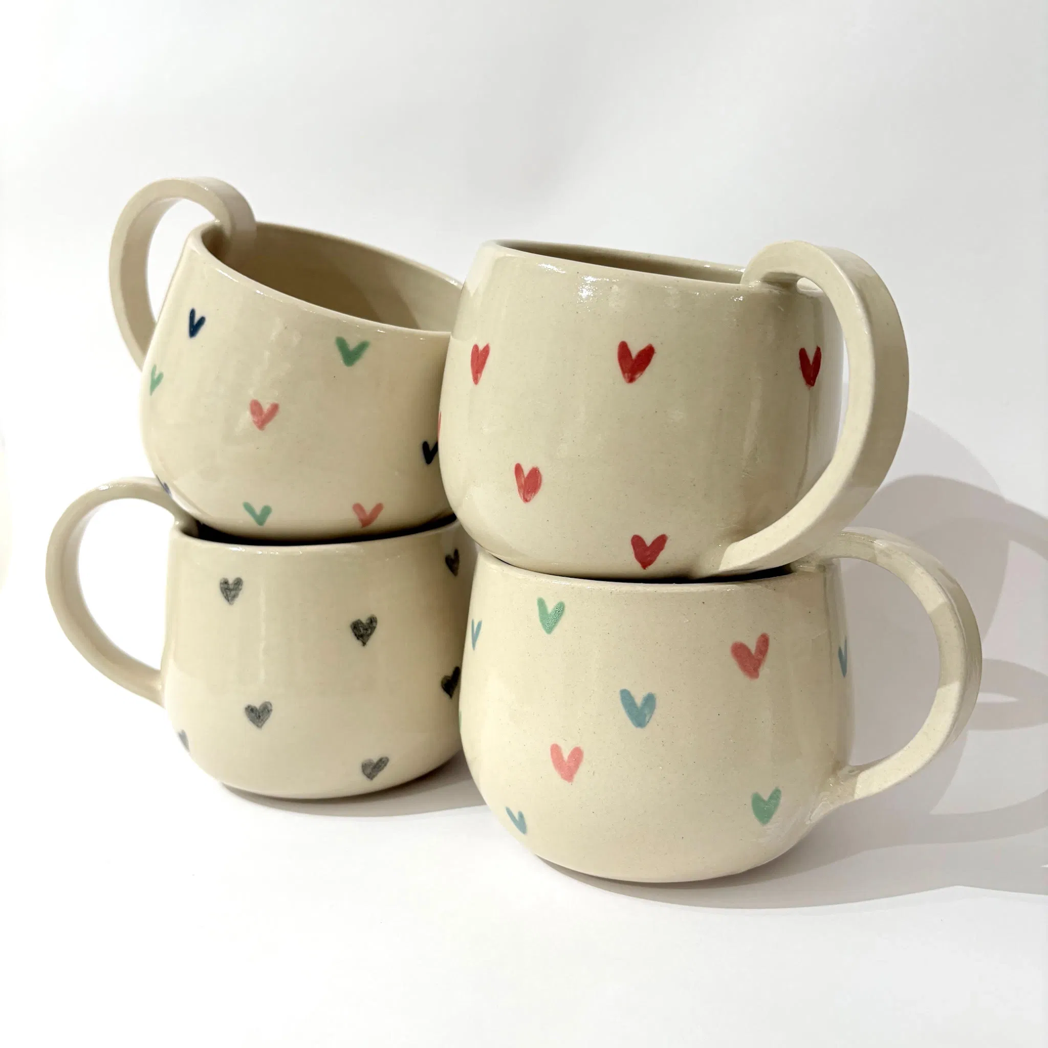 Ce mug est façonné à la main en grès blanc. Sa taille le rend idéal pour les amateurs de thé. Sa forme élégante en fait un objet agréable à prendre en main au quotidien.
Émail certifié conforme au contact alimentaire.