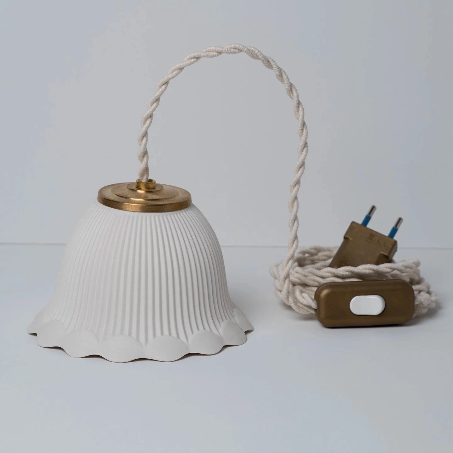 Ce petit astre en biscuit de porcelaine se plait à briller en constellation.
Hauteur : 10.5 cm / Diamètre : 13.5 cm