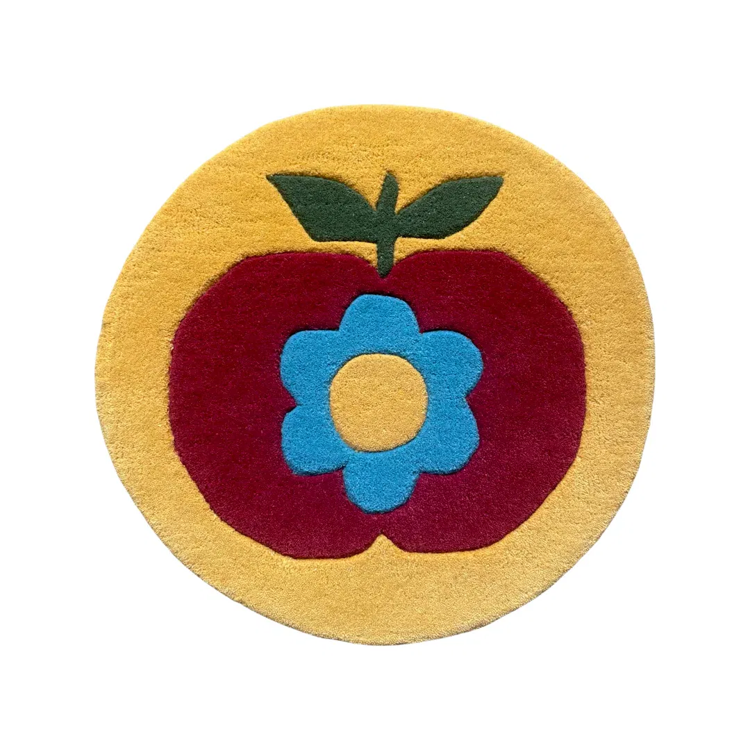 Tapis design Apple dimensions : 50cm. Les tapis sont fabriqués par des artisans qualifiés en Inde, tuftés à la main avec de la laine de Nouvelle Zélande ce qui offre une meilleure densité et une meilleure résistance.
