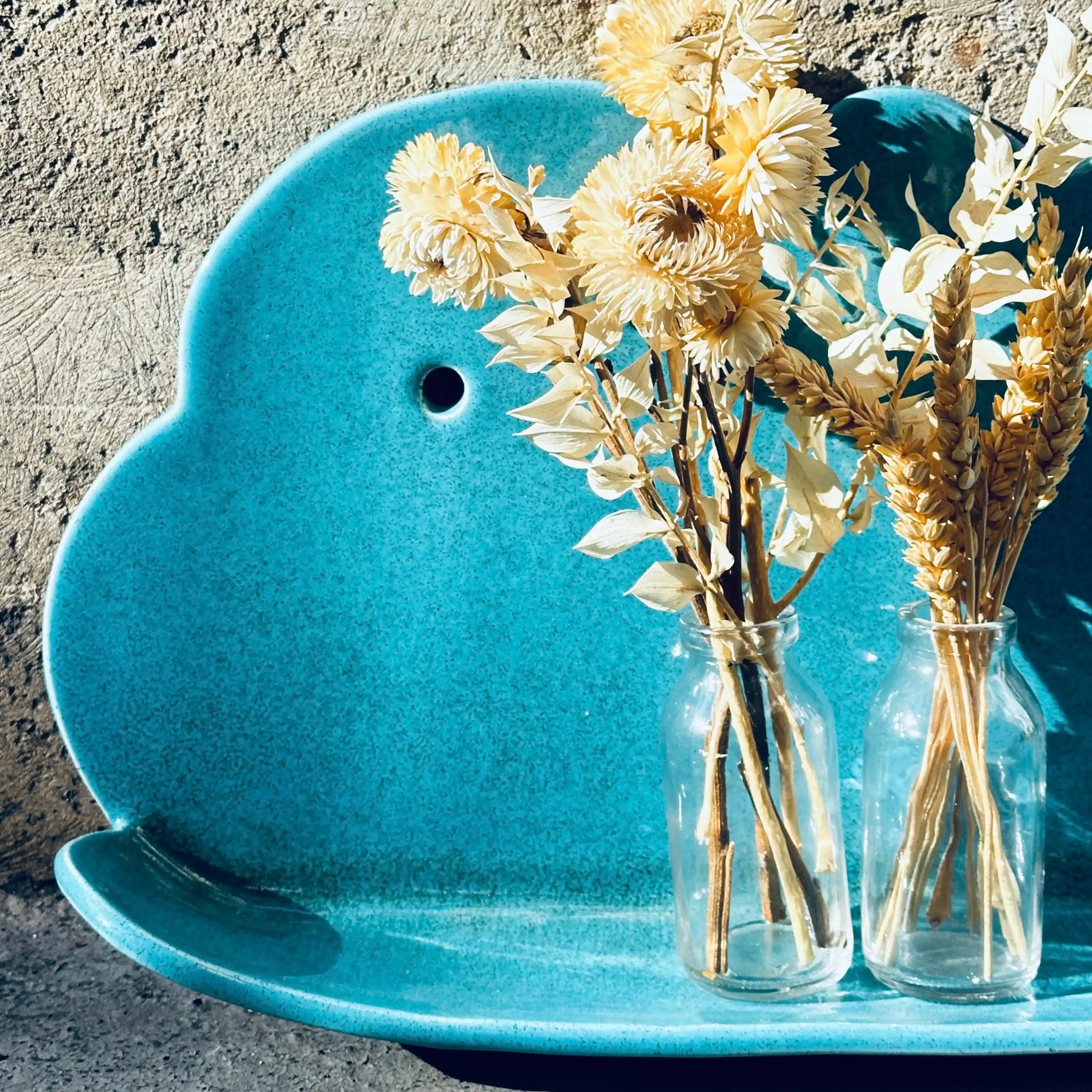 Faïence émaillée. Environ 46x25x9 cm. Fabriquée à la main à Paris. CAP Céramique Artisanale Parisienne.