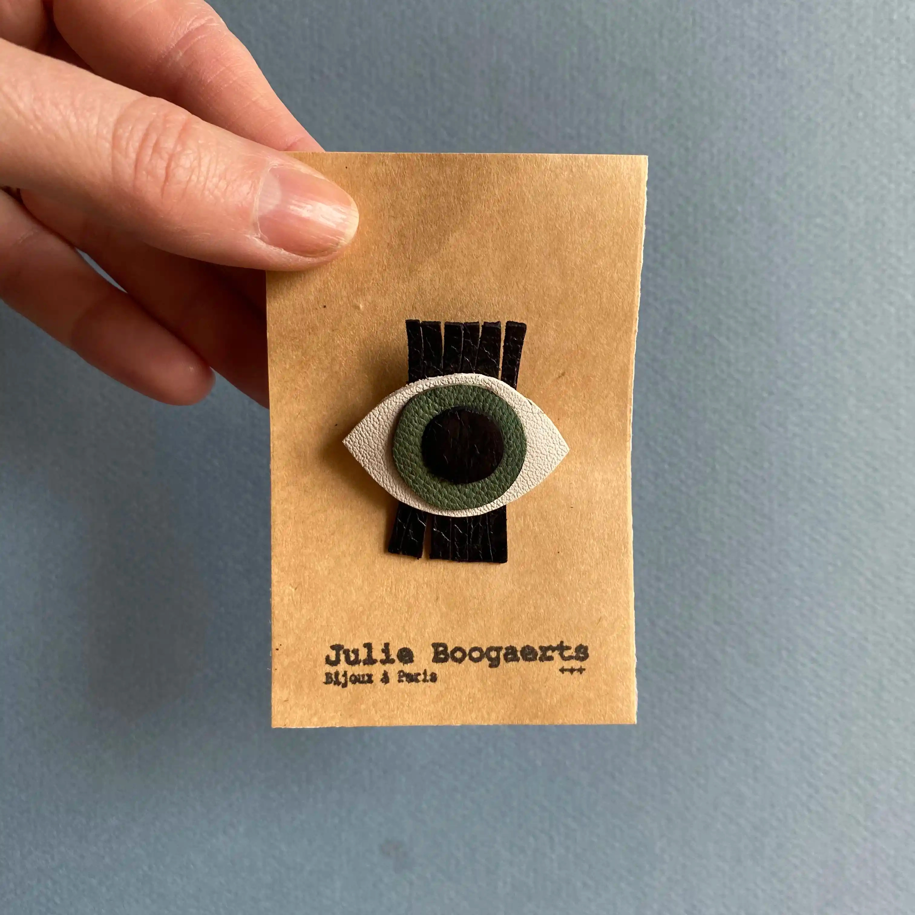 Broche Œil. Boucles d'oreilles pendantes en cuir et laiton