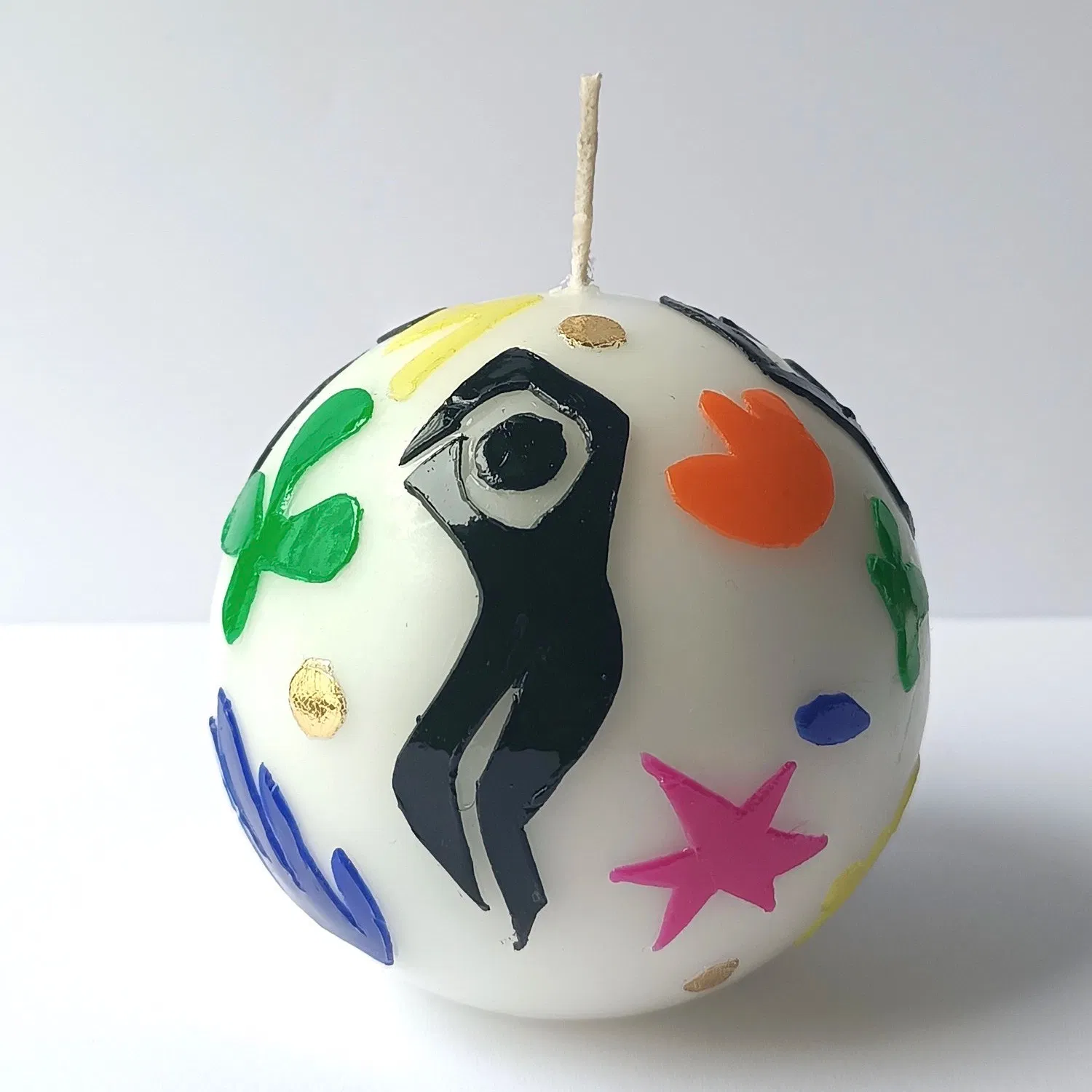 Décorée à la main par Kiri Megan dans son atelier parisien, chaque bougie est unique.
Durée de combustion variable : environ 17 heures.
Matériaux et dimensions
Dimensions : hauteur 80 mm, diamètre 80 mm
25 % cire d’origine végétale, 75 % paraffine de qualité supérieure, feuilles de cire, colle à cire, vernis pour bougie
Mèche 100 % coton
Combustion sans résidu ni fumée
Sans parfum.