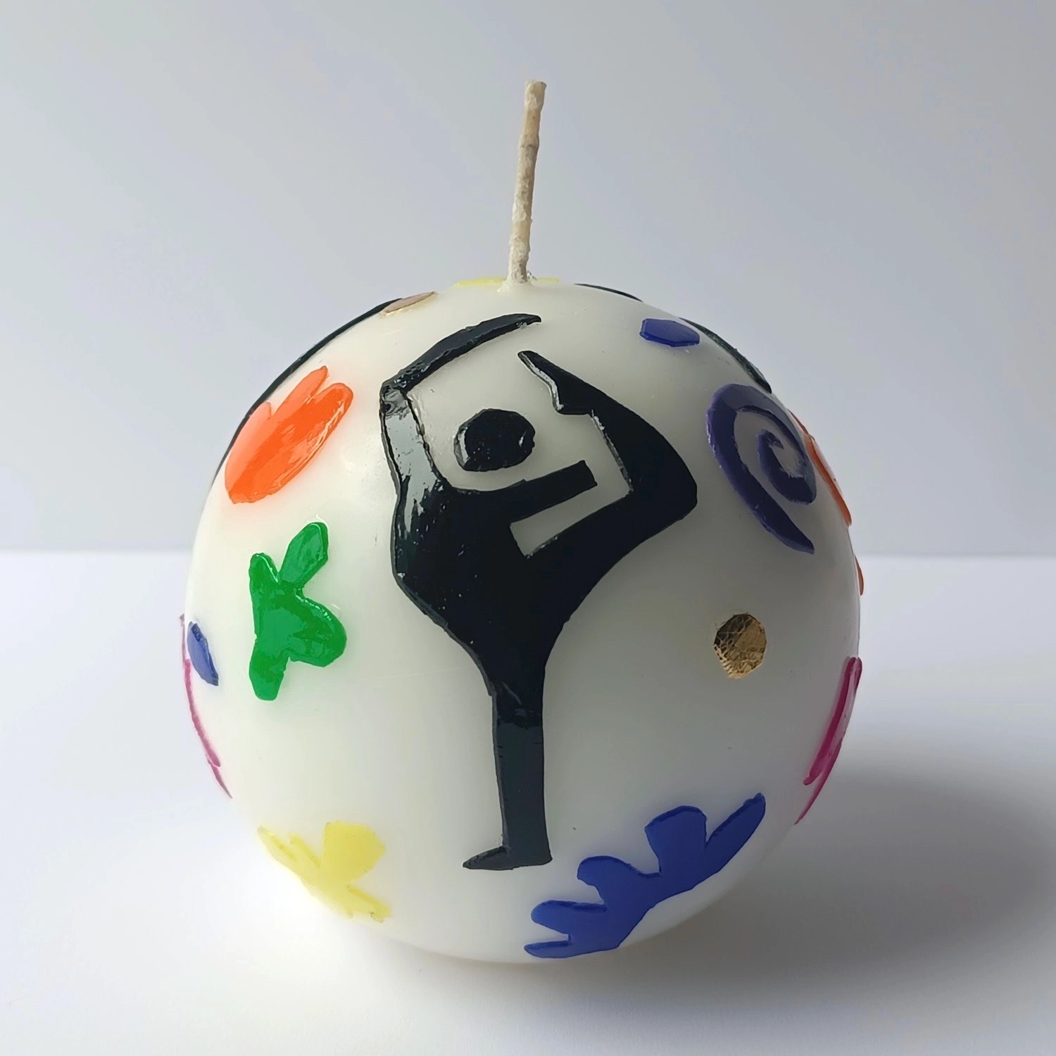 Décorée à la main par Kiri Megan dans son atelier parisien, chaque bougie est unique.
Durée de combustion variable : environ 17 heures.
Matériaux et dimensions
Dimensions : hauteur 80 mm, diamètre 80 mm
25 % cire d’origine végétale, 75 % paraffine de qualité supérieure, feuilles de cire, colle à cire, vernis pour bougie
Mèche 100 % coton
Combustion sans résidu ni fumée
Sans parfum.