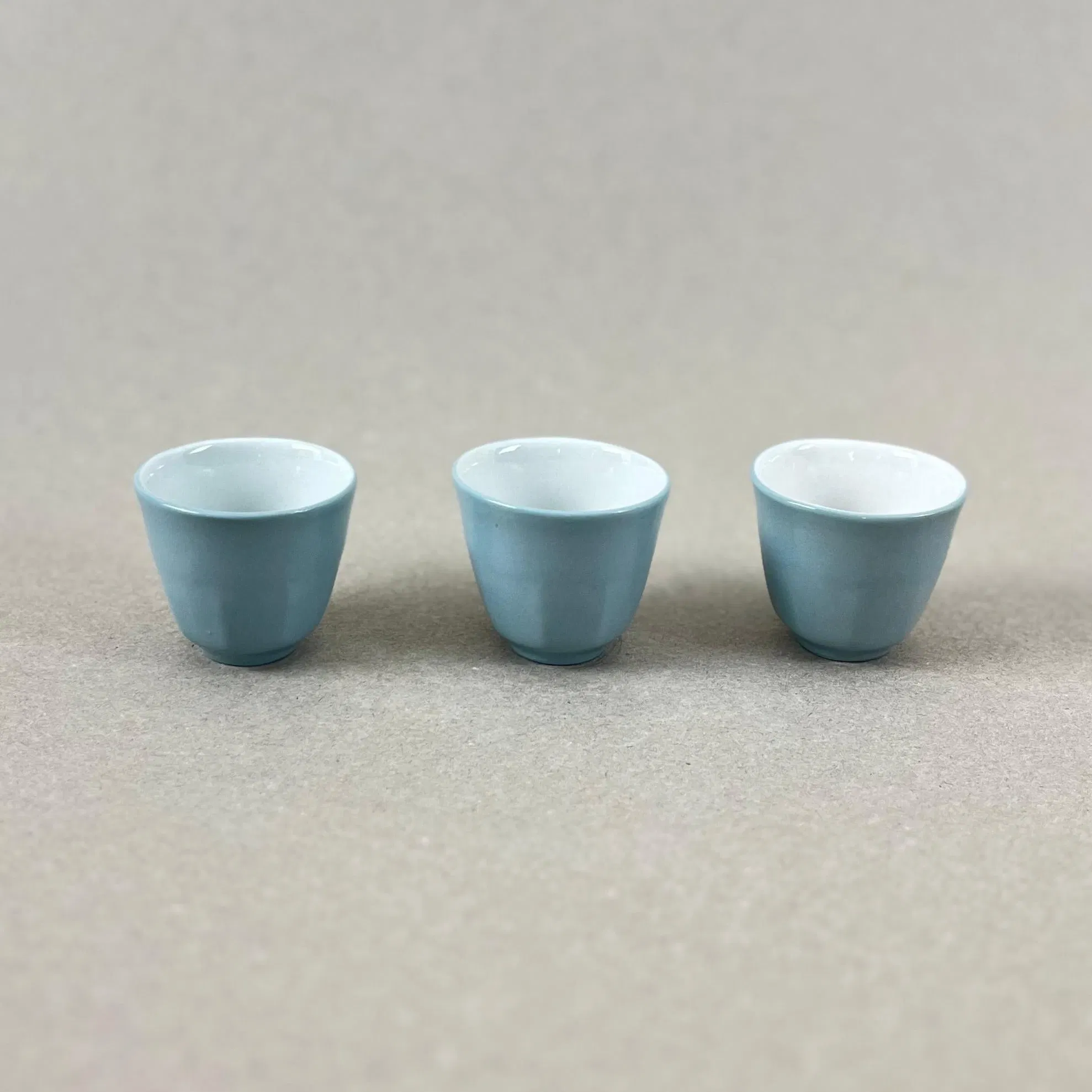 Porcelaine teintée dans la masse Pièces à colorations variables. 5 x4,5 cm 30 ML Se lever et débuter un moment qui ne devrait jamais se finir. Comme boire une tasse de café en regardant le soleil se lever sur la montagne et manger un oeuf coque en écoutant une douce musique pour accompagner cette contemplation. Ces petits coquetiers sauront vous séduire par leur délicatesse. Rien ne vous interdit d'y boire de la liqueur par ailleurs le soir. Nos objets sont obtenus par coulage, un à un, à la main. Ils présentent chacun des particularités qui attestent de leur aspect artisanal. Nous proposons des pièces à caractère unique, ou en petite série. C'est pourquoi le stock est limité.