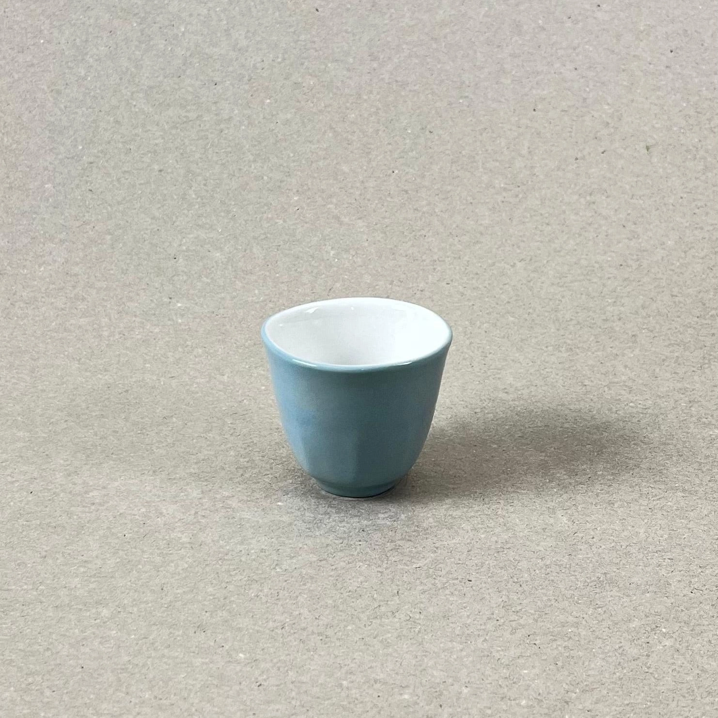 Porcelaine teintée dans la masse Pièces à colorations variables. 5 x4,5 cm 30 ML Se lever et débuter un moment qui ne devrait jamais se finir. Comme boire une tasse de café en regardant le soleil se lever sur la montagne et manger un oeuf coque en écoutant une douce musique pour accompagner cette contemplation. Ces petits coquetiers sauront vous séduire par leur délicatesse. Rien ne vous interdit d'y boire de la liqueur par ailleurs le soir. Nos objets sont obtenus par coulage, un à un, à la main. Ils présentent chacun des particularités qui attestent de leur aspect artisanal. Nous proposons des pièces à caractère unique, ou en petite série. C'est pourquoi le stock est limité.