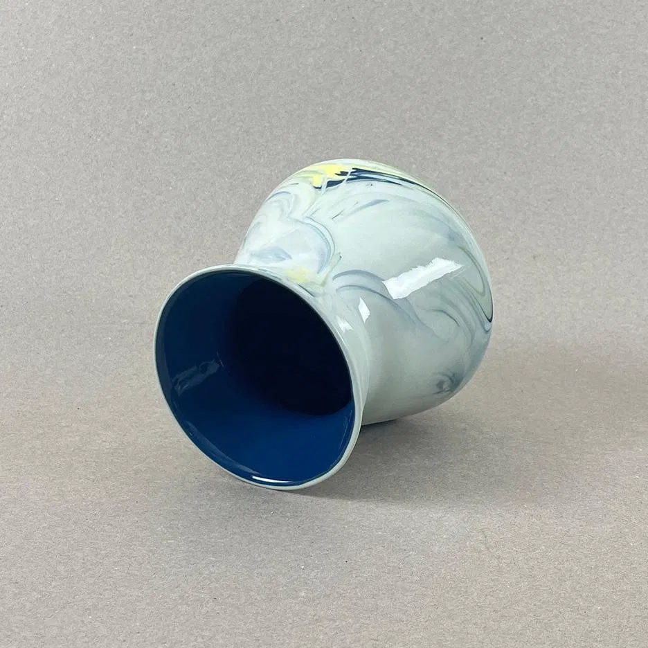 Porcelaine teintée dans la masse. Pièces à colorations variables. Bleu canard, jaune et vert chartreuse, intérieur bleu canard. Dim. : diam 12,7 cm, h : 13 cm Un vase doux et rond pour un bouquet de gypsophiles qui invoquera certainement le printemps. Ce contenant de 750 ml peut également servir de carafe de table. Et surtout n'oubliez pas d'aller écouter le motif musical associé à cette collection.