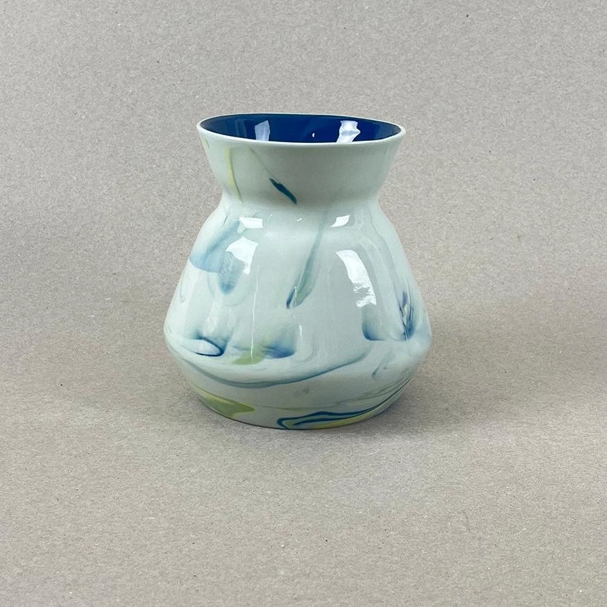 Porcelaine teintée dans la masse. Pièces à colorations variables. Bleu canard, jaune et vert chartreuse, intérieur bleu canard. Dim. : diam 12,7 cm, h : 13 cm Un vase doux et rond pour un bouquet de gypsophiles qui invoquera certainement le printemps. Ce contenant de 750 ml peut également servir de carafe de table. Et surtout n'oubliez pas d'aller écouter le motif musical associé à cette collection.