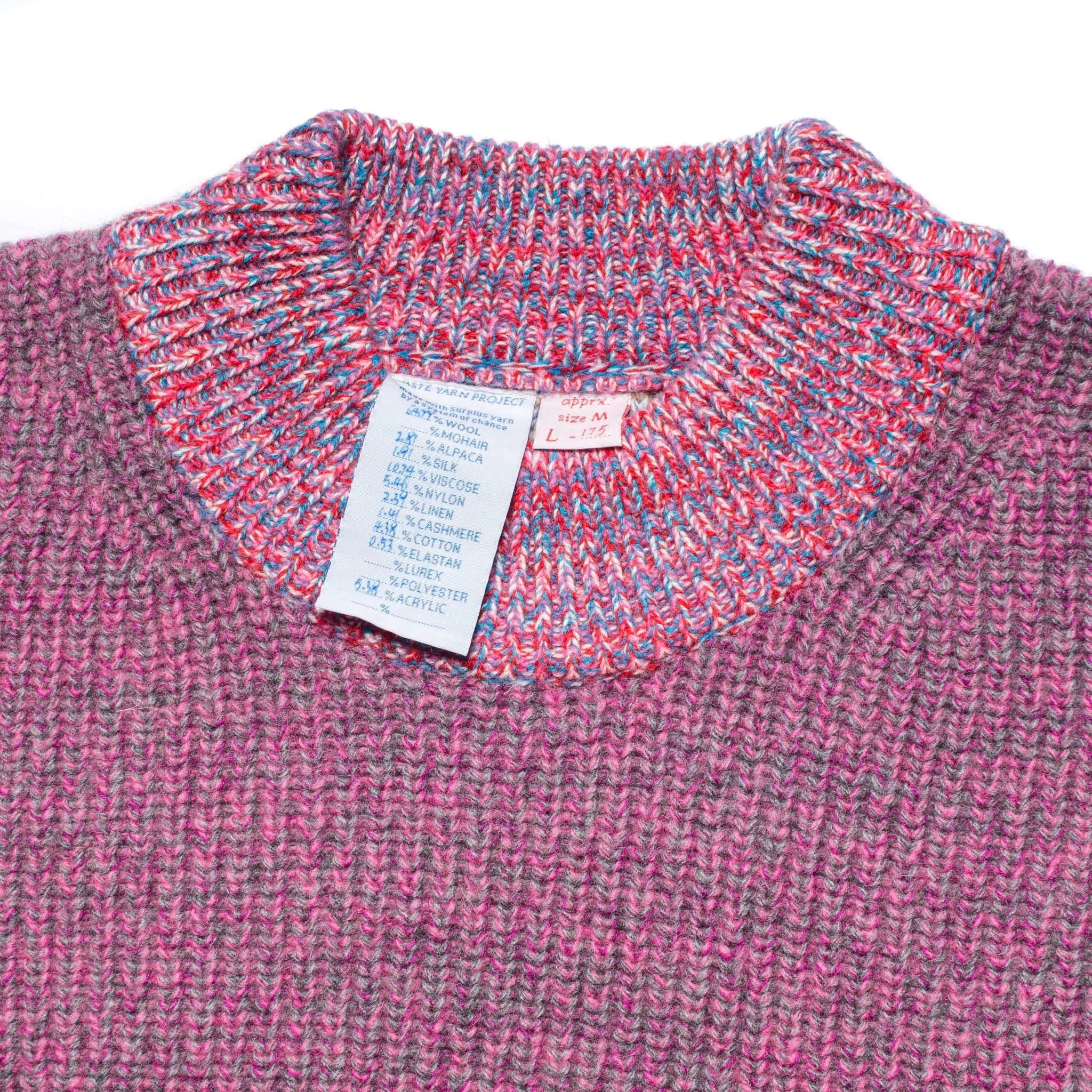 Pull tricoté taille M. LÆRKE est un pull court à col montant.
Sa coupe carrée et décontractée présente des épaules tombantes et des fentes de chaque côté.
Le modèle est défini, mais les couleurs et le fil sont choisis par la roue de la fortune WYP.
Ainsi, chaque pièce est vraiment unique au monde !