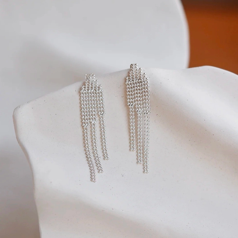 La ligne Tapestry s’inspire des tapisseries anciennes et des broderies précieuses. Elle rend hommage au travail minutieux et au temps long, avec des pièces ouvragées mais toujours épurées. Un jeu de composition minimal ayant pour point de départ une même trame de perles fines, travaillées comme de petites architectures tantôt géométriques, tantôt organiques. Des pièces subtiles qui captent la lumière.
Matériaux : laiton doré à l'or fin recyclé 24 carats, couleur laquée
Dimensions : longueur 6,5 cm/largeur 1,5 cm
Poids 5,03g
Tous nos bijoux sont garantis 2 ans
Pensées et fabriquées main à Paris
Livrées dans leur packaging individuel écologique.
Conseils d'entretien : évitez le contact avec l'eau et le parfum afin que le bijou conserve son éclat
Nos matières premières sont soigneusement sélectionnées et sans risques pour votre santé : elles ne contiennent ni plomb, ni nickel, ni cadmium, conformément à la législation.