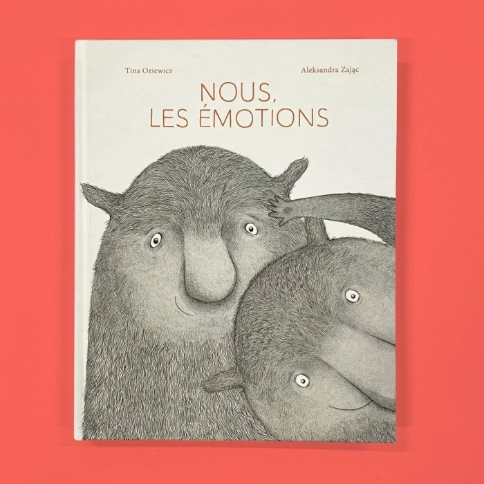 Les 31 créatures qui composent ce récit sont des émotions. Dans cette galerie de personnages, tous sont en action : la joie bondit sur un trampoline, la colère explose, la reconnaissance réchauffe, l’espoir prépare des sandwichs pour la route… l’amour illumine. Le texte de Tina Oziewicz alterne les niveaux de lecture et invite à l’introspection et au dialogue. Certaines images font mouche, d’autres bouleversent, questionnent, proposent un début de solution… Mais les émotions ne sont ni jugées, ni classées, elles agissent et existent, comme en chacun de nous.