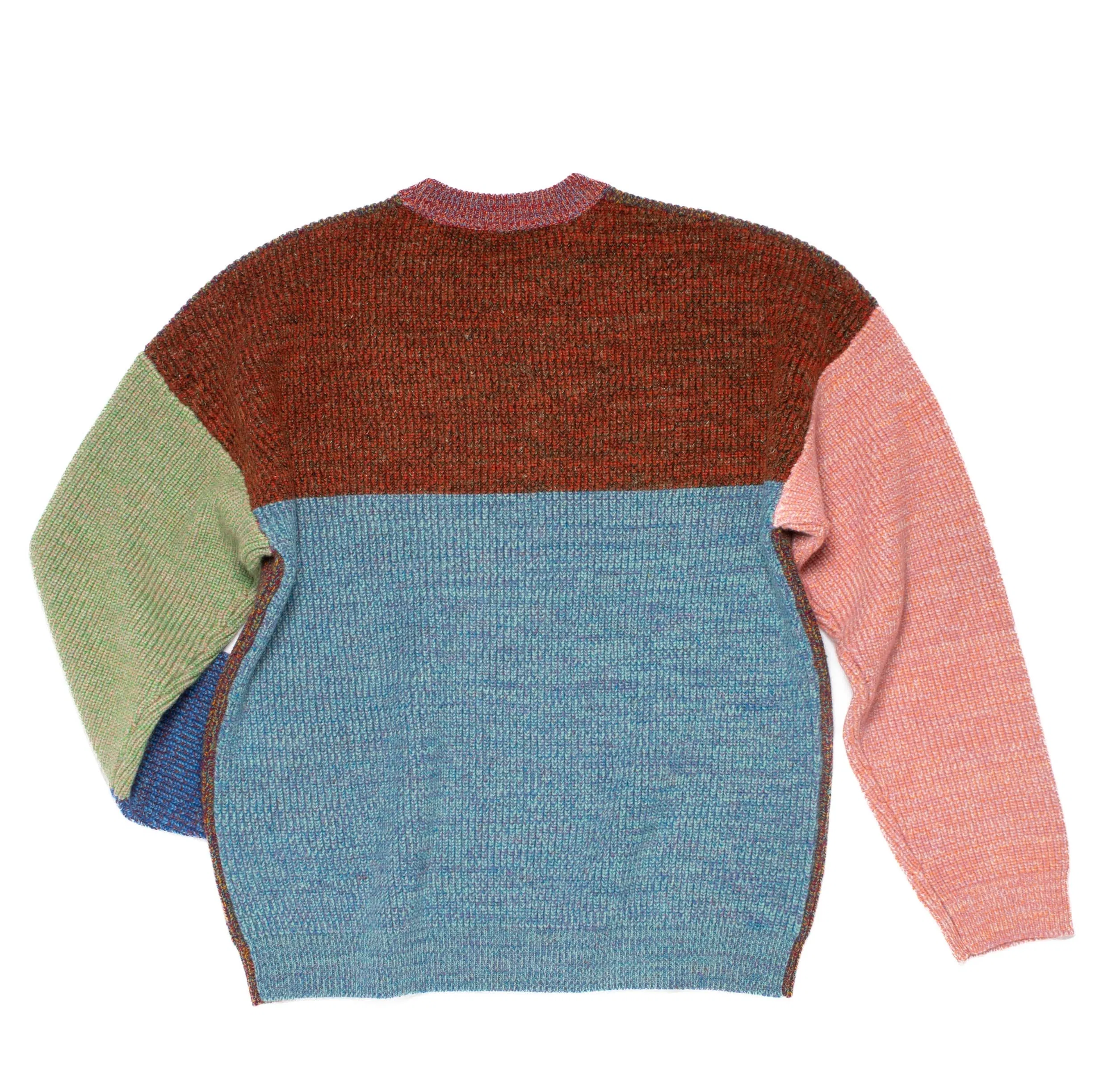 Pull tricoté taille L. ODD est notre pull ras-du-cou classique, parfaitement imparfait.
Sa coupe droite et décontractée est complétée par des épaules tombantes.
Le modèle est défini, mais les couleurs et le fil sont choisis par la roue de la fortune WYP.
Ainsi, chaque pièce est vraiment unique au monde !