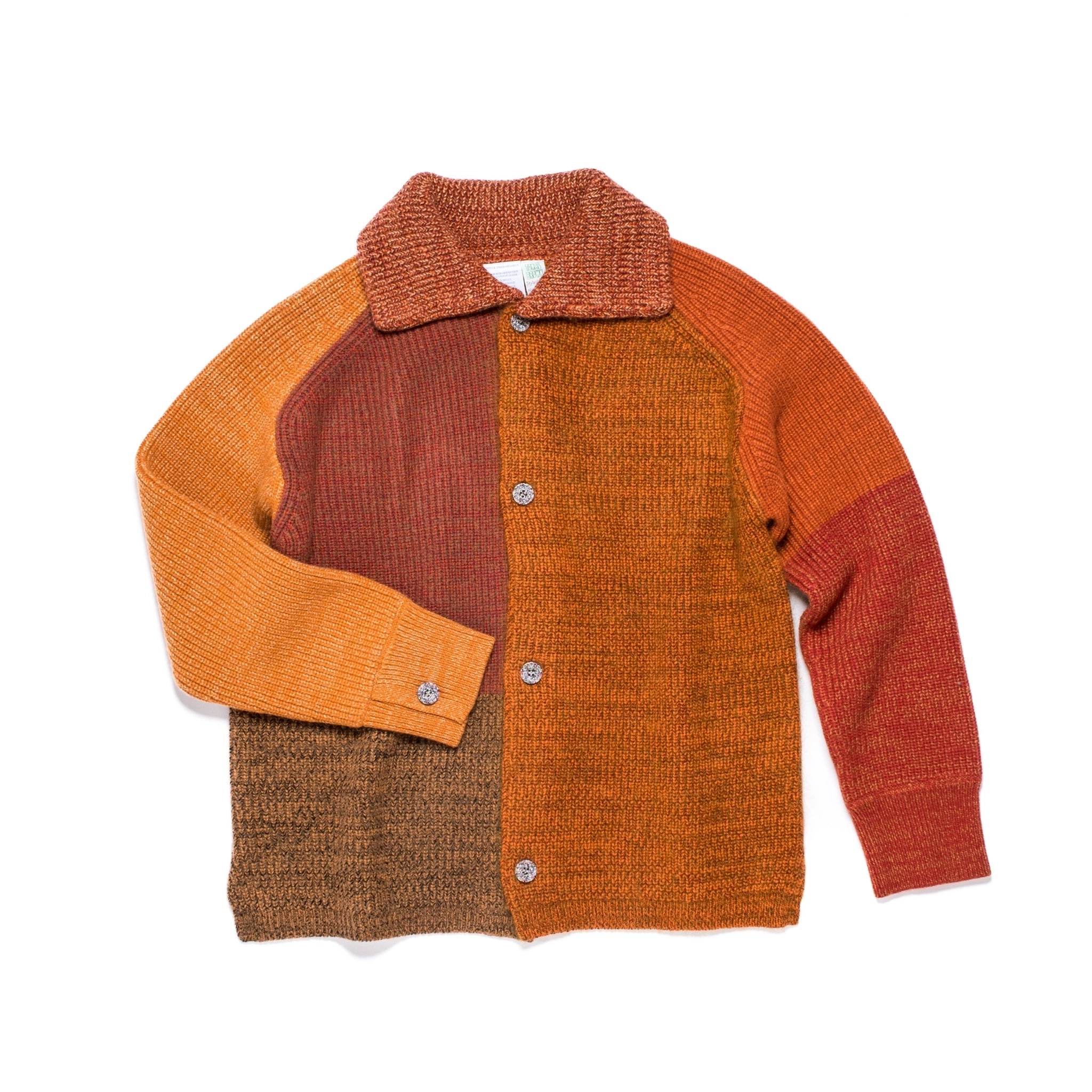 Veste/cardigan tricoté taille M. UNA est un parfait mélange entre une veste et un cardigan, avec un col et des poignets boutonnés.
Elle présente des fentes sur les coutures latérales pour une coupe droite et structurée. Les boutons sont fabriqués à partir de plastique recyclé.
La couleur et le fil sont choisis par la roue de la fortune WYP, ce qui rend chaque pièce véritablement unique au monde.