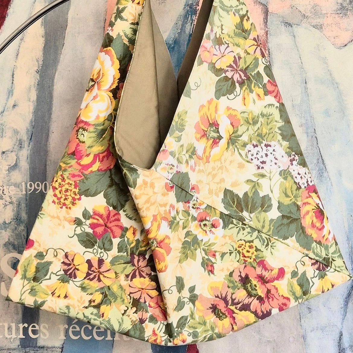 Cabas origami en coton (Boussac) doublé de coton vert et équipé d’un cordon porte-clefs.