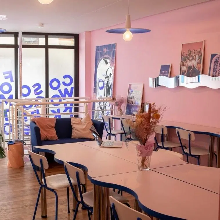 Patronnerie est un espace d’empowerment pour les cheffes d’entreprise en devenir et confirmées, située au coeur du 11e arrondissement
Plus qu’un bureau à partager, un espace à privatiser, c’est un lieu fédérateur où l’on se retrouve pour des apéros business, des talks inspirants, un accompagnement mentoré et des moments de sororité.