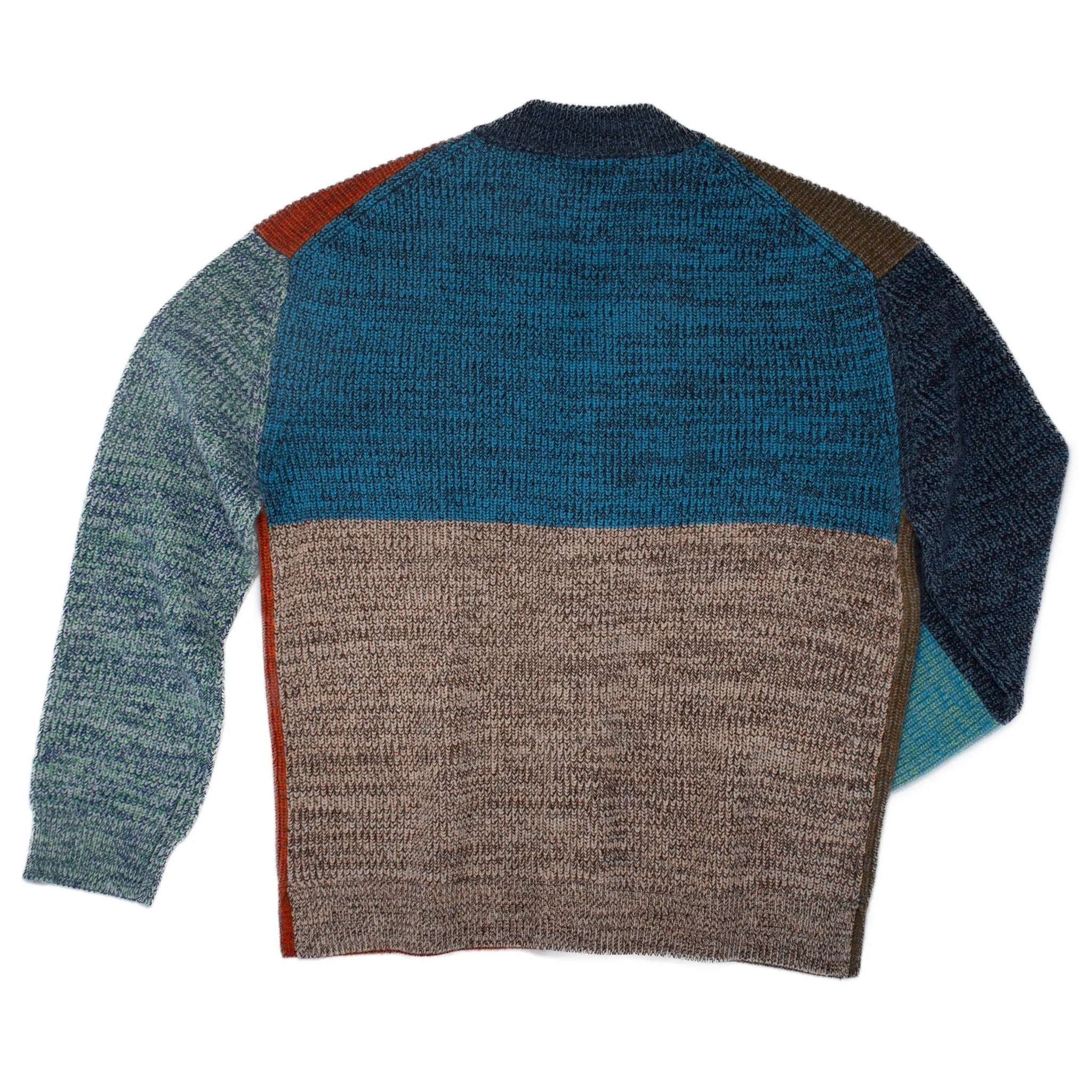 Cardigan tricoté taille XL. PATTI est un cardigan à col en V avec une large patte de boutonnage façon patchwork.
Sa coupe droite et décontractée présente des épaules tombantes et des fentes sur les coutures latérales. Les boutons sont fabriqués à partir de plastique recyclé.
Le modèle est défini, mais les couleurs et le fil sont choisis par la roue de la fortune WYP, ce qui rend chaque pièce véritablement unique au monde.