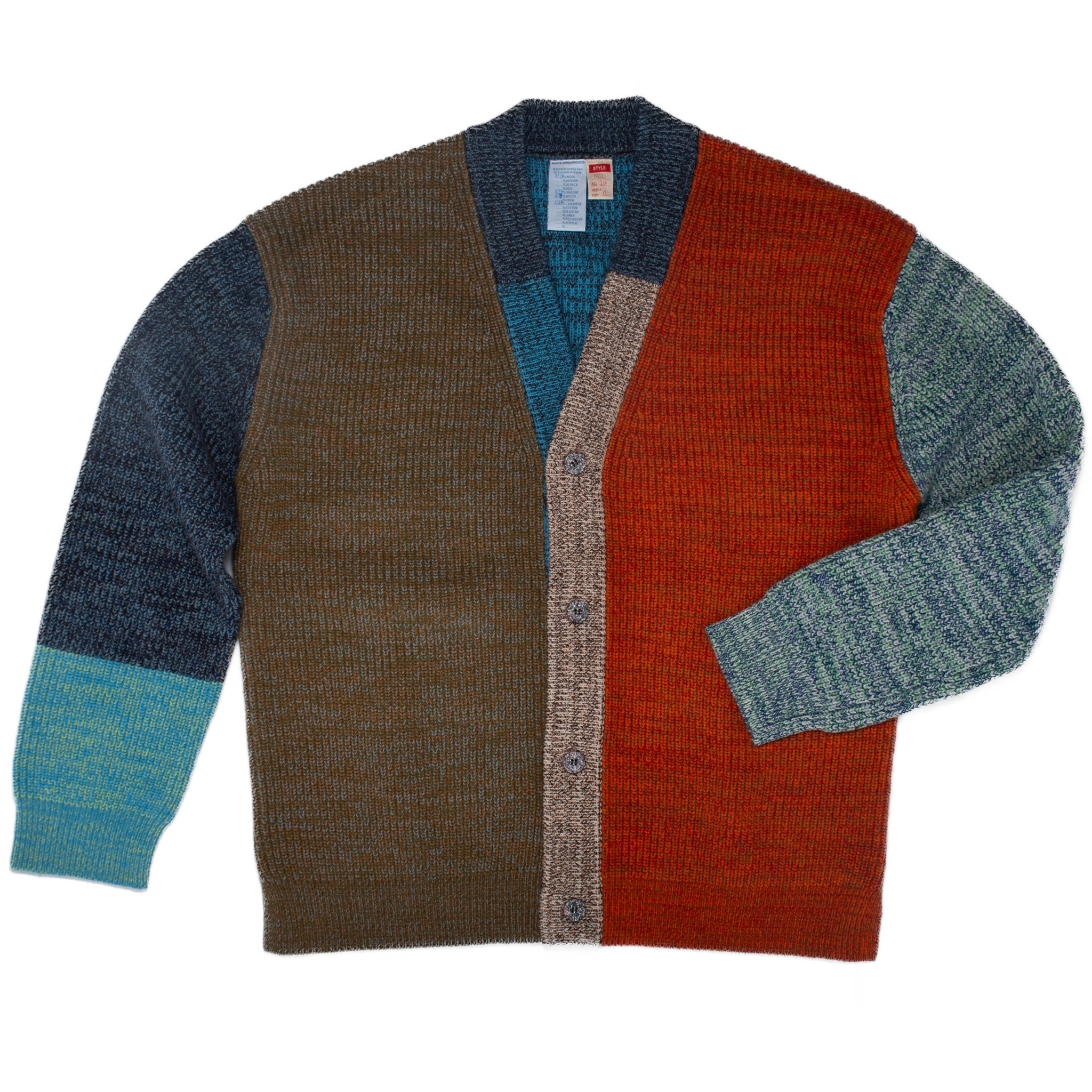 Cardigan tricoté taille XL. PATTI est un cardigan à col en V avec une large patte de boutonnage façon patchwork.
Sa coupe droite et décontractée présente des épaules tombantes et des fentes sur les coutures latérales. Les boutons sont fabriqués à partir de plastique recyclé.
Le modèle est défini, mais les couleurs et le fil sont choisis par la roue de la fortune WYP, ce qui rend chaque pièce véritablement unique au monde.