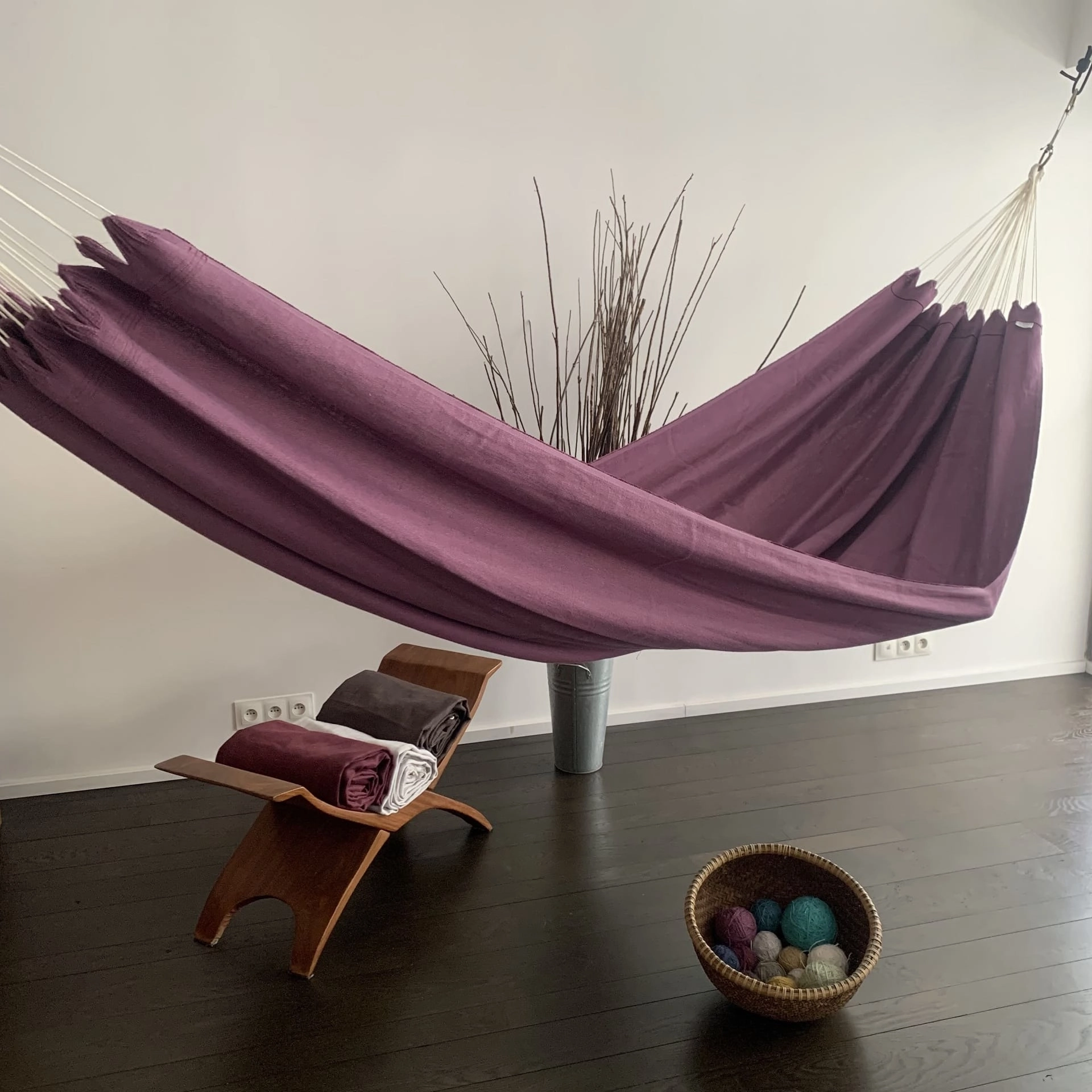 Hamac d’intérieur en lin violine : le Contemporain