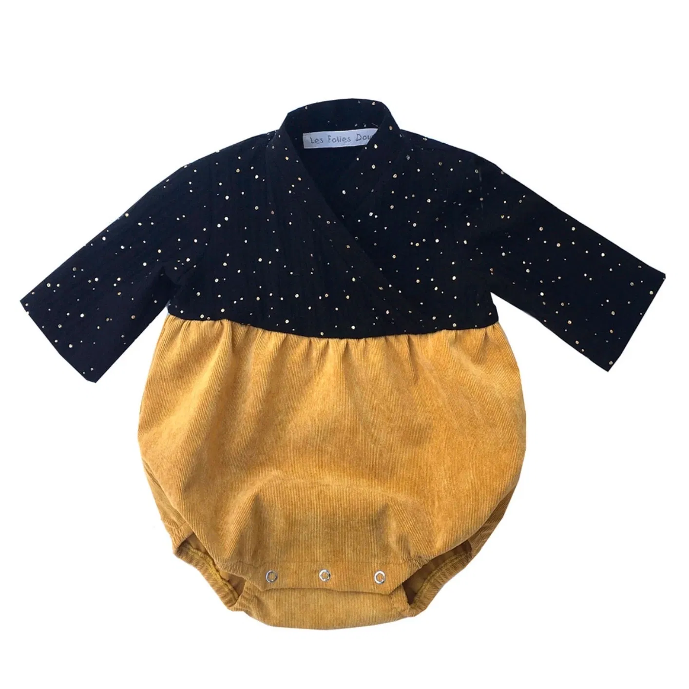 Avec son col japonais, ce petit bloomer permet un change facile avec ses 3 boutons pressions situés en partie basse. Composition : velours milleraie et imprimé coton. Fabriqué avec amour à Paris