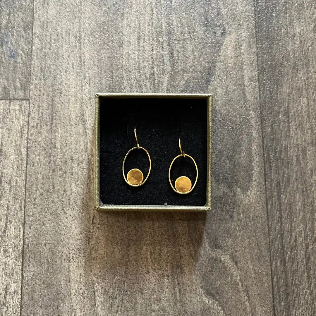 Boucles d'oreilles en laiton avec pastilles martelées, dorées à l'or 24 carats
