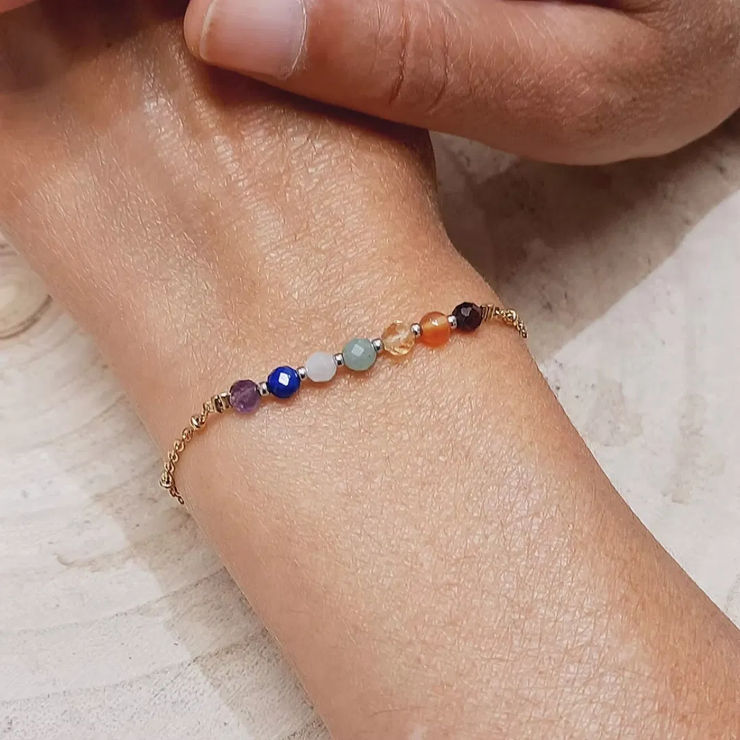 Ce bracelet multi pierres POINTS 7 Chakras est composé d’une série de pierres semi-précieuses, rondes et facettées, mixées à de toutes petites billes pour lui donner encore plus d'éclat.
En lithothérapie, le fait d'harmoniser vos 7 chakras vous permettra de vous revitalisez et augmenter ainsi votre bonheur.