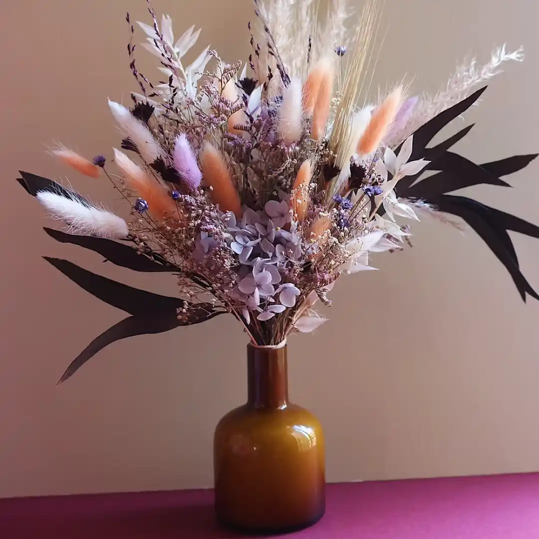 Un bouquet de fleurs séchées aux teintes vibrantes, disponible avec ou sans son vase assorti.
Matériaux : Fleurs séchées et stabilisées
Couleurs : Gris, mauve, pêche, marron & blanc
Vase en option : Vase en verre teinté marron, tel que présenté sur la photo (en option : +15€)