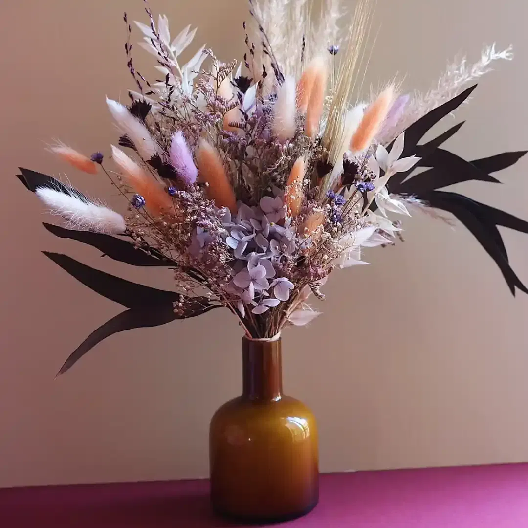 Un bouquet de fleurs séchées aux teintes vibrantes, disponible avec ou sans son vase assorti.
Matériaux : Fleurs séchées et stabilisées
Couleurs : Gris, mauve, pêche, marron & blanc
Vase en option : Vase en verre teinté marron, tel que présenté sur la photo (en option : +15€)