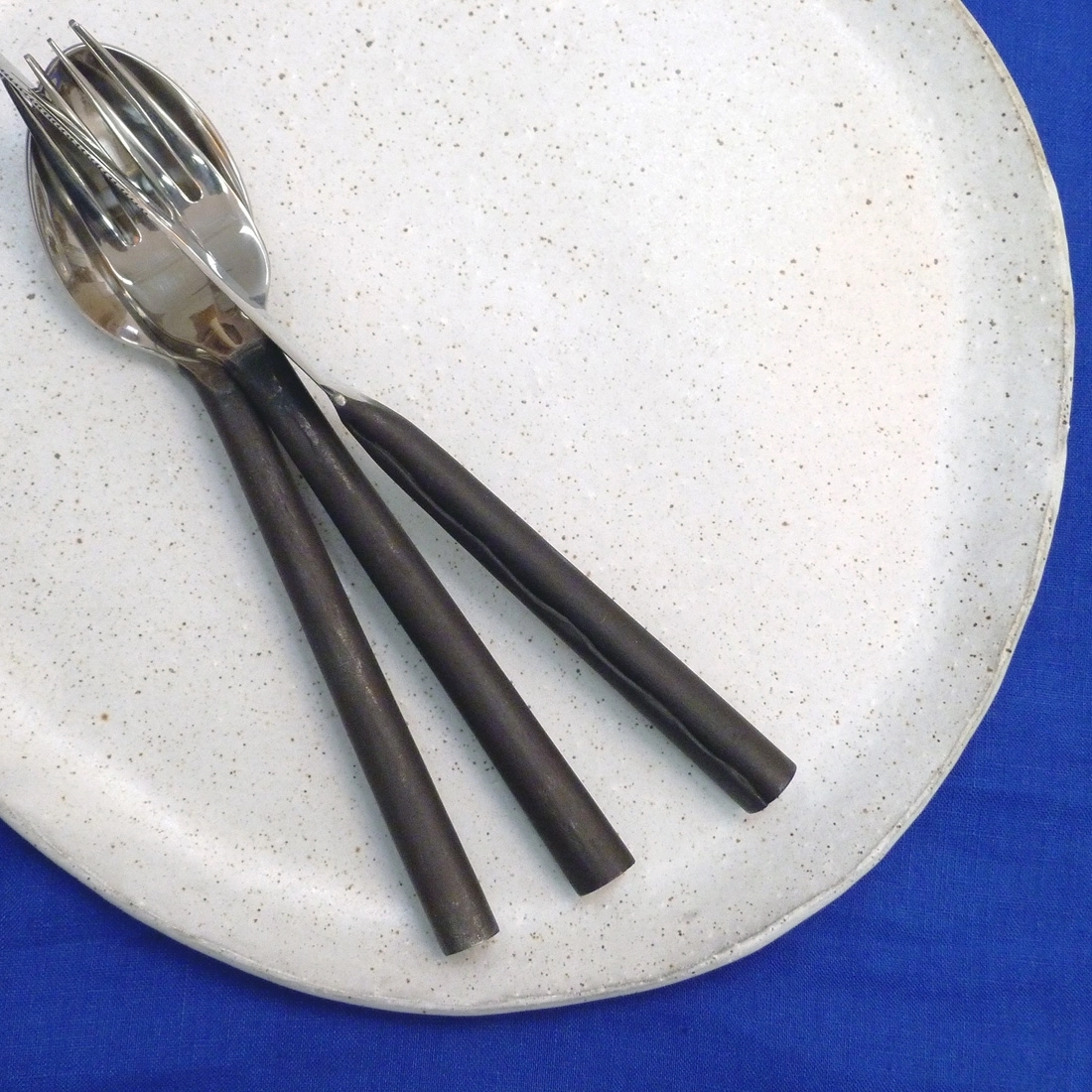 Ces couverts sont faits main.
Lavage à la main recommandé.
Matière : acier inoxydable.