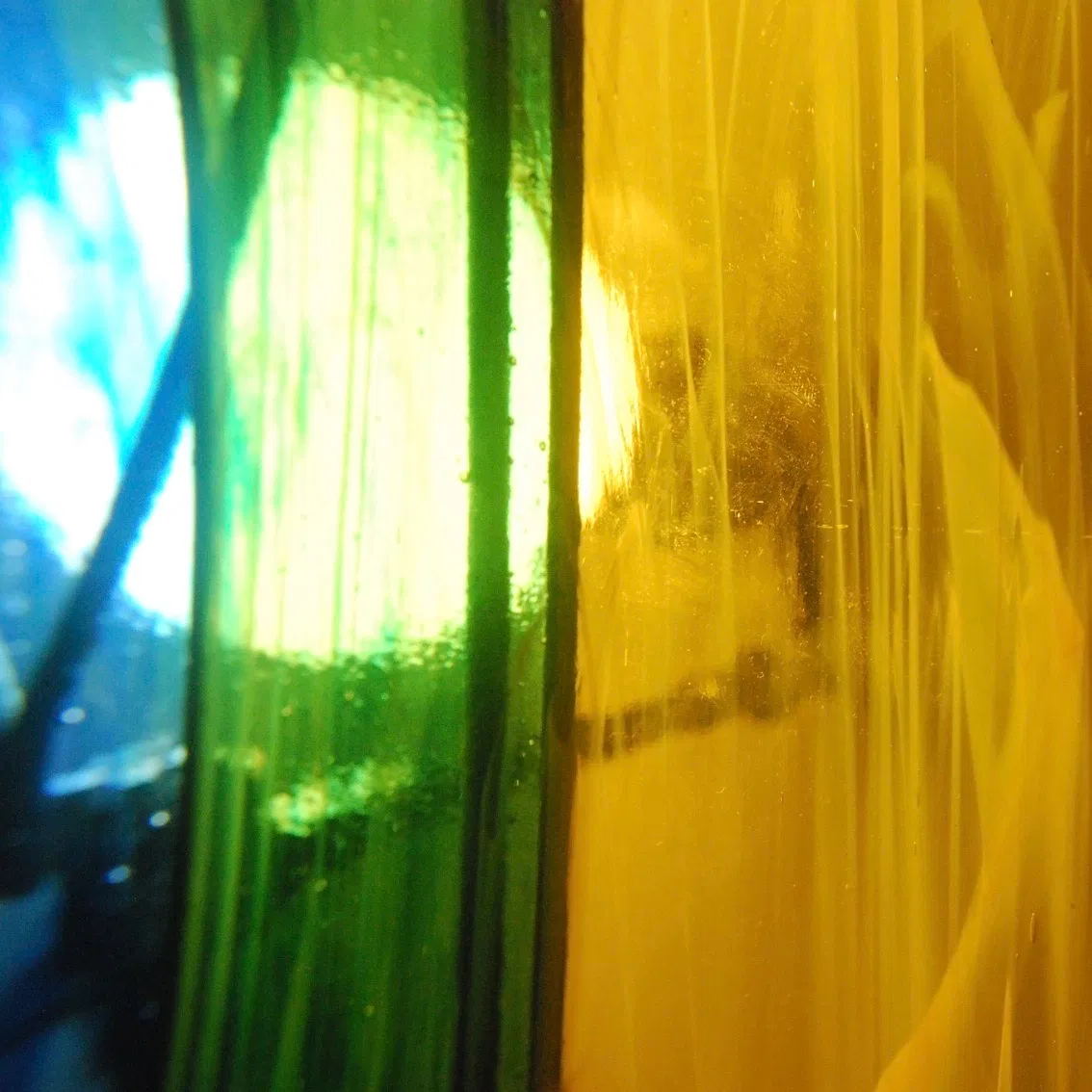 Lampe Partition Chromatique. Pupitre et vitraux travaillés avec la méthode Tiffany.
Composez à votre guise parmi les couleurs primaires pures ou mélangées entre elles…