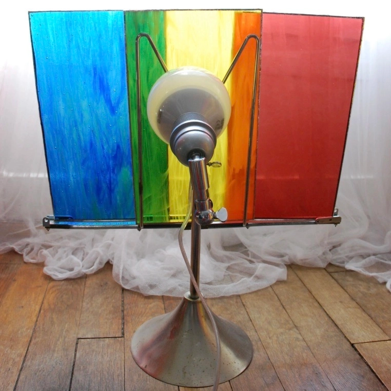 Lampe Partition Chromatique. Pupitre et vitraux travaillés avec la méthode Tiffany.
Composez à votre guise parmi les couleurs primaires pures ou mélangées entre elles…
