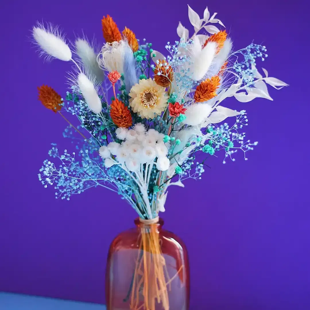 Un bouquet de fleurs séchées aux teintes vibrantes, disponible avec ou sans son vase assorti.
Matériaux : Fleurs séchées et stabilisées
Couleurs : Bleu, turquoise, orange & blanc
Vase en option : Vase en verre teinté orange, tel que présenté sur la photo (en option : +10€)