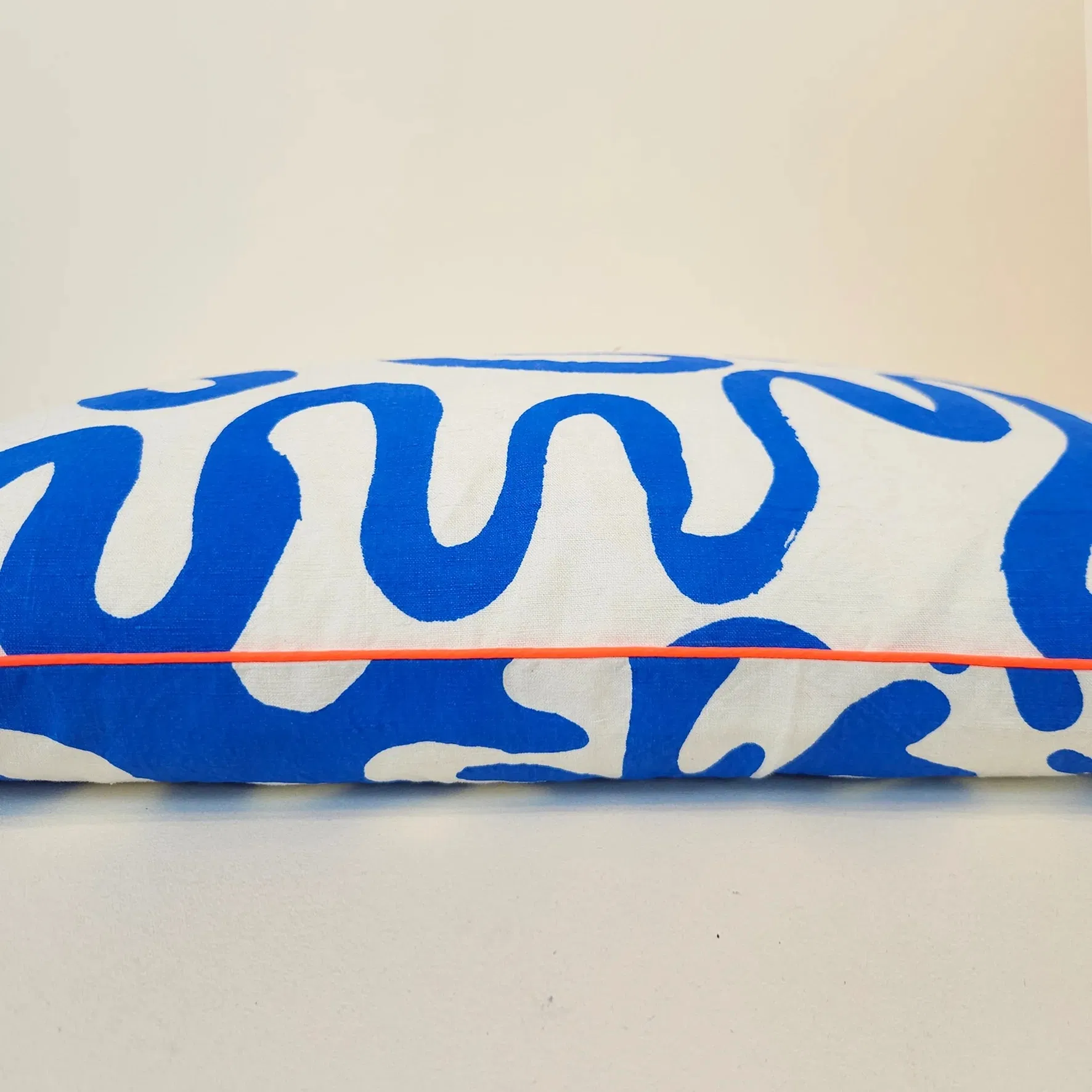 Ce coussin artisanal est une création unique entièrement confectionnée à la main dans notre atelier-boutique dans le haut-marais à Paris.
Le recto-verso permet d’offrir une multitude de combinaisons de couleurs et/ou de motifs.
Amusez-vous à créer des associations uniques à votre image.
Tissu ancien appelé "métis" en coton et/ou lin. 40 x 60 cm.