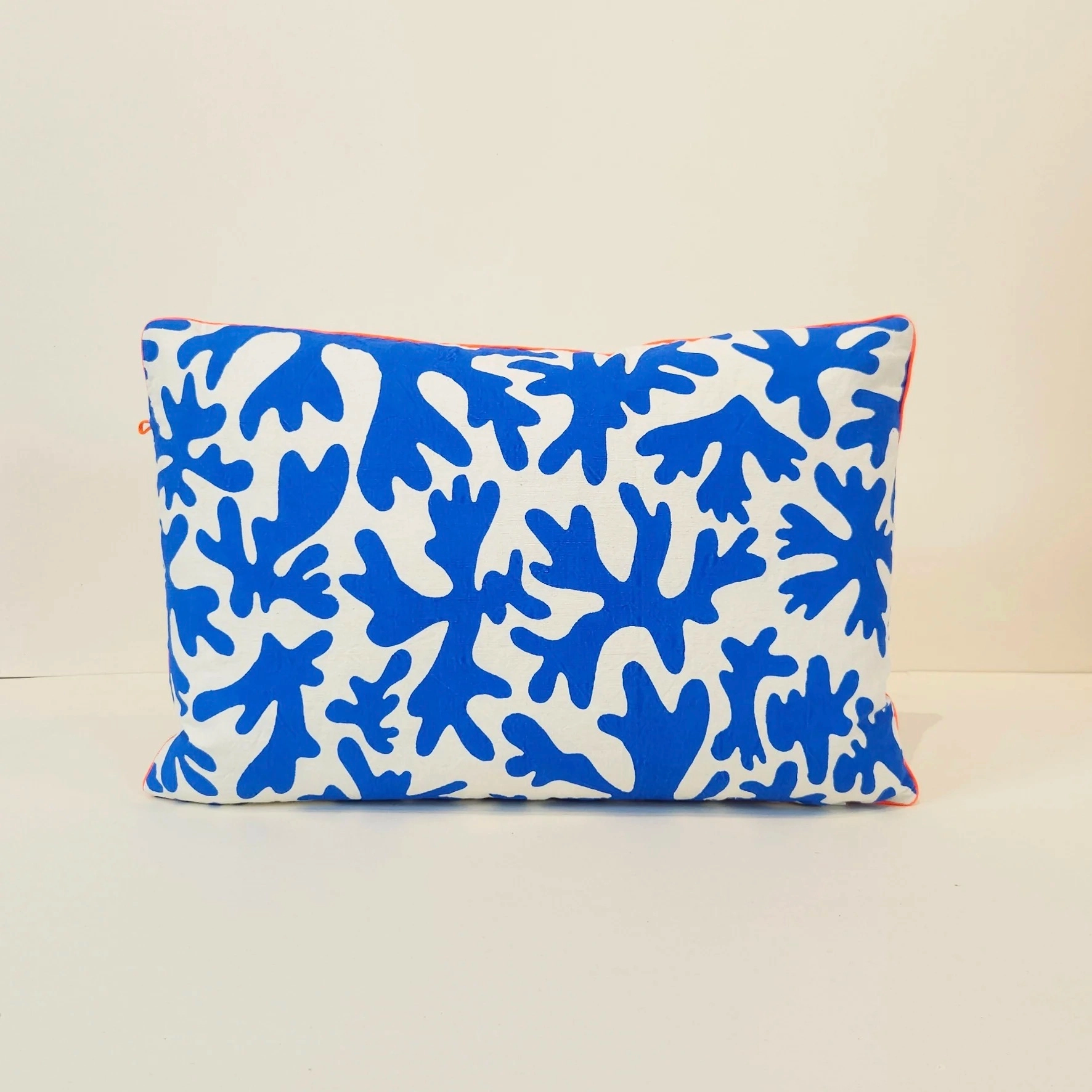 Ce coussin artisanal est une création unique entièrement confectionnée à la main dans notre atelier-boutique dans le haut-marais à Paris.
Le recto-verso permet d’offrir une multitude de combinaisons de couleurs et/ou de motifs.
Amusez-vous à créer des associations uniques à votre image.
Tissu ancien appelé "métis" en coton et/ou lin. 40 x 60 cm.