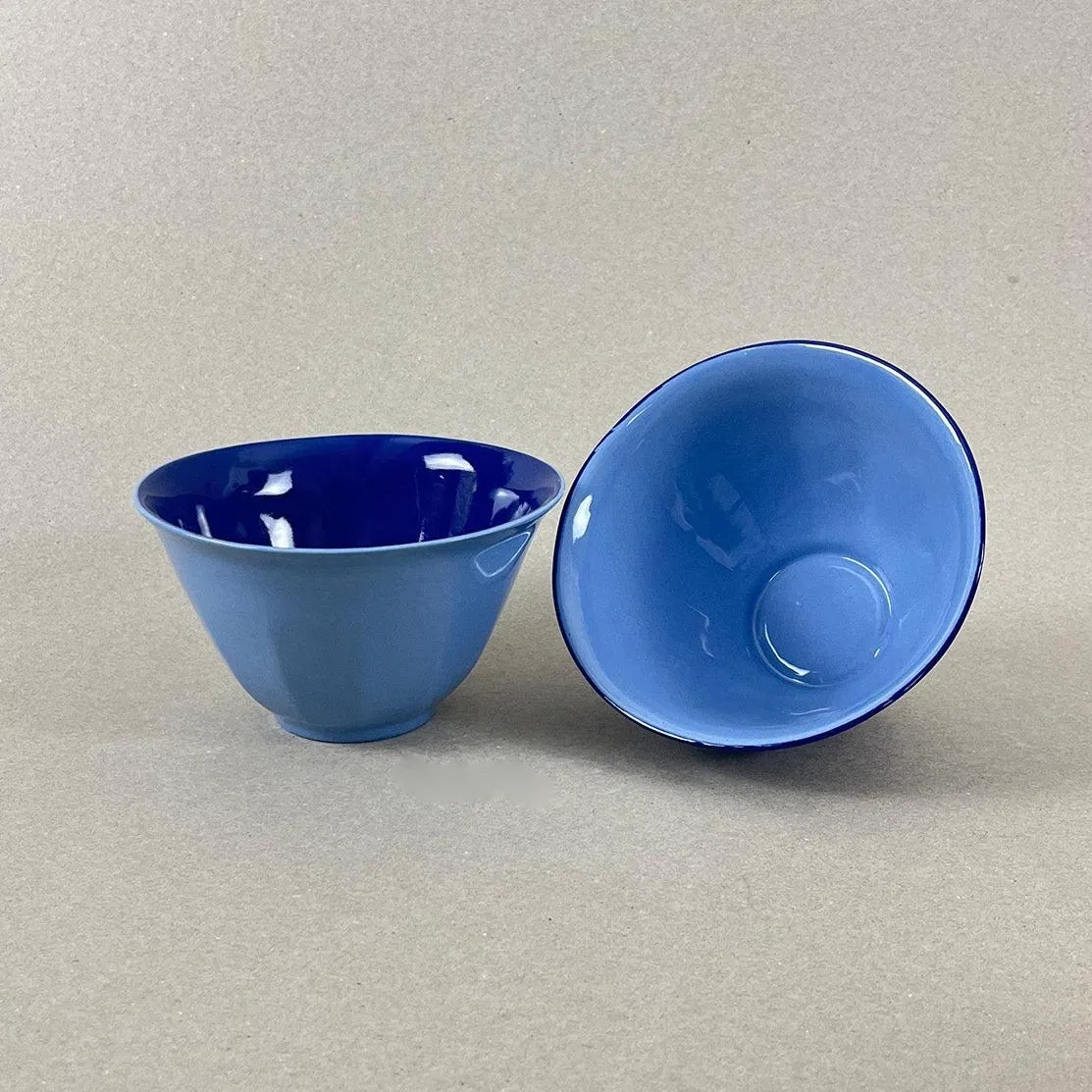 Porcelaine teintée dans la masse Pièces à colorations variables. h: 8cm, diam. 13,5 cm Contenance 450 Ml Se lever et débuter un moment qui ne devrait jamais se finir. Comme boire un café au lait en regardant le soleil se lever sur la montagne et en écoutant une douce musique pour accompagner cette contemplation. Ce petit bol à café au lait aux couleurs de l'aube sur les massifs montagneux offre quelques minutes de repos avant d'entamer la journée. Nos objets sont obtenus par coulage, un à un, à la main. Ils présentent chacun des particularités qui attestent de leur aspect artisanal. Nous proposons des pièces à caractère unique, ou en petite série. C'est pourquoi le stock est limité.