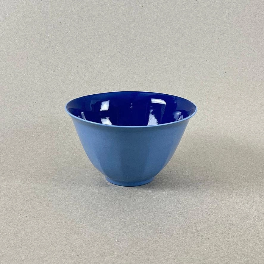 Porcelaine teintée dans la masse Pièces à colorations variables. h: 8cm, diam. 13,5 cm Contenance 450 Ml Se lever et débuter un moment qui ne devrait jamais se finir. Comme boire un café au lait en regardant le soleil se lever sur la montagne et en écoutant une douce musique pour accompagner cette contemplation. Ce petit bol à café au lait aux couleurs de l'aube sur les massifs montagneux offre quelques minutes de repos avant d'entamer la journée. Nos objets sont obtenus par coulage, un à un, à la main. Ils présentent chacun des particularités qui attestent de leur aspect artisanal. Nous proposons des pièces à caractère unique, ou en petite série. C'est pourquoi le stock est limité.