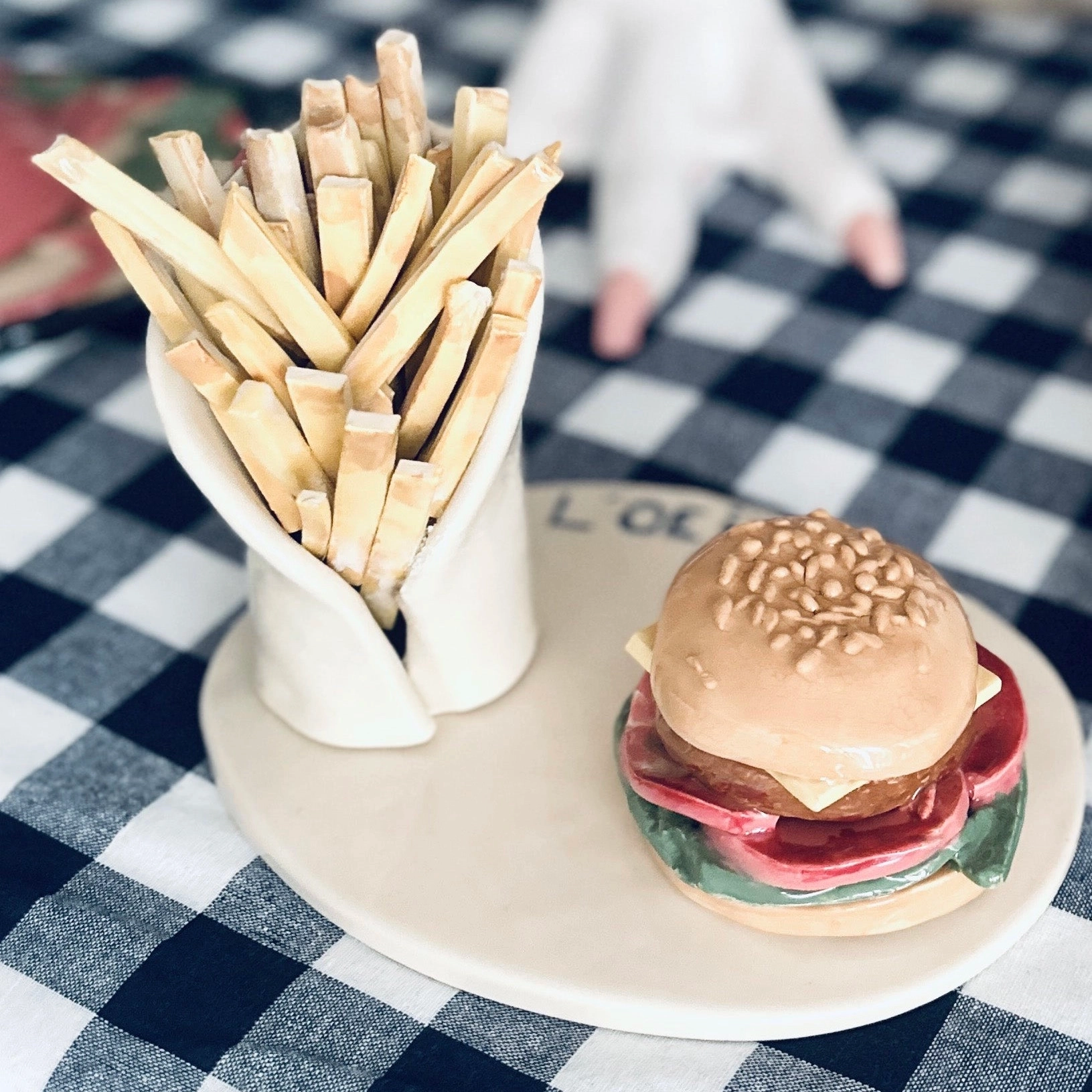 Assiette Burger Frites #1 en céramique. Fabriqué à la main à Paris. CAP Céramique Artisanale Parisienne. Exposition Banquet 100% Céramique @loeilparis rue Notre Dame de Nazareth, Paris 3, Juin 2024.