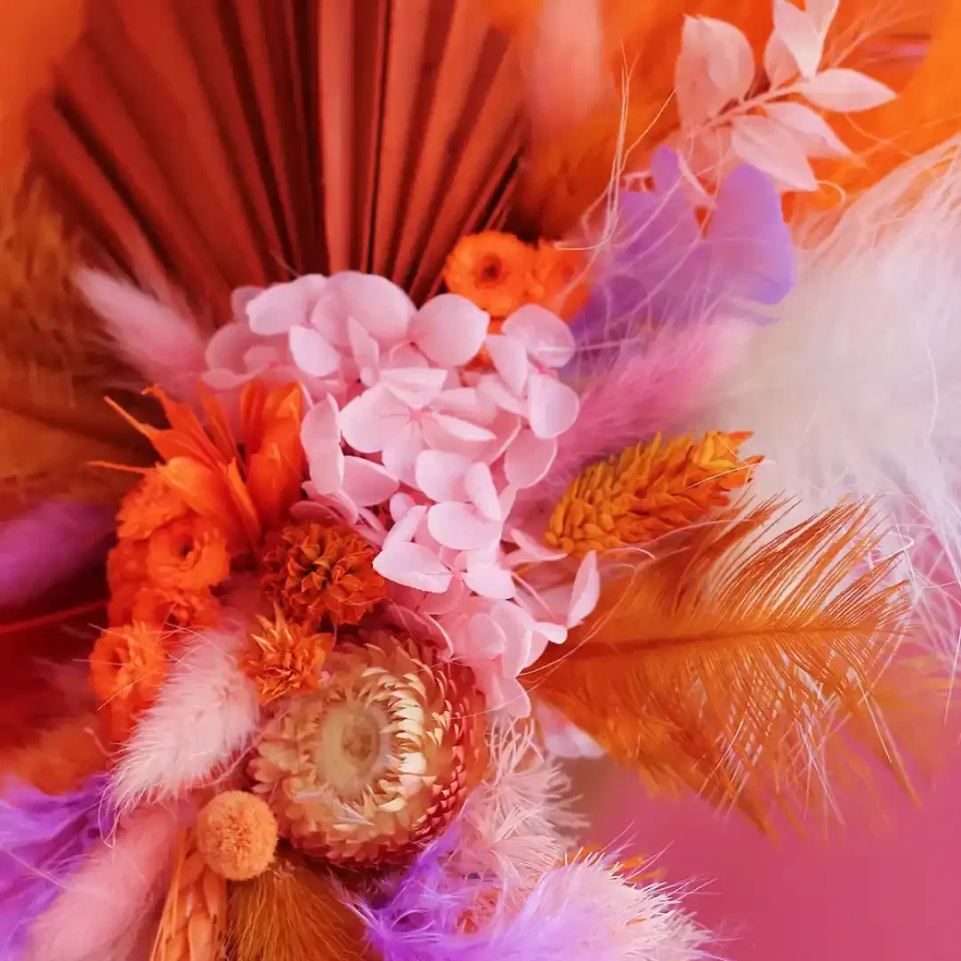 Ce miroir rond unique est orné de fleurs séchées. Au dos du miroir, une attache permettra de l'accrocher au mur.
Dimensions : Diamètre 20 cm