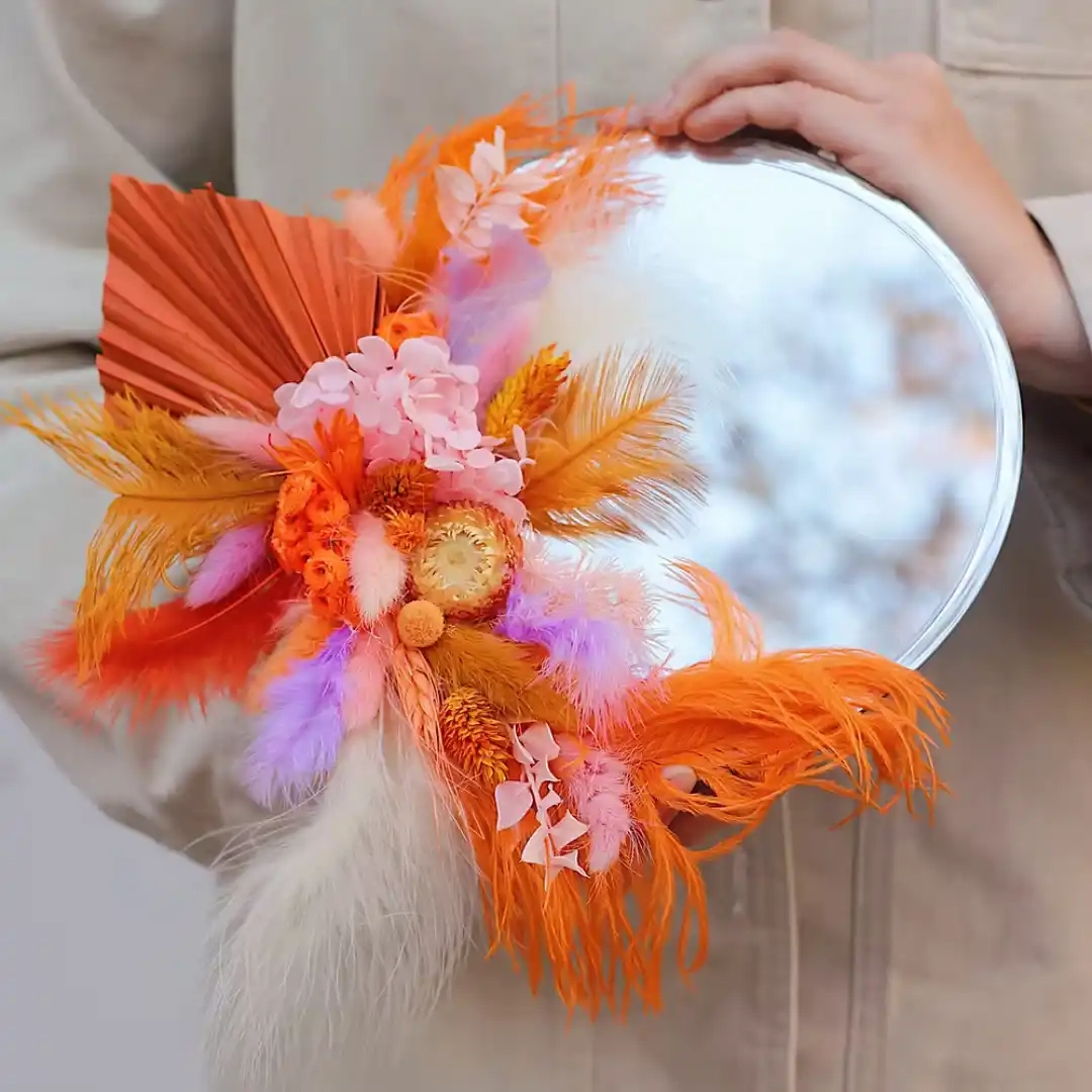 Ce miroir rond unique est orné de fleurs séchées. Au dos du miroir, une attache permettra de l'accrocher au mur.
Dimensions : Diamètre 20 cm