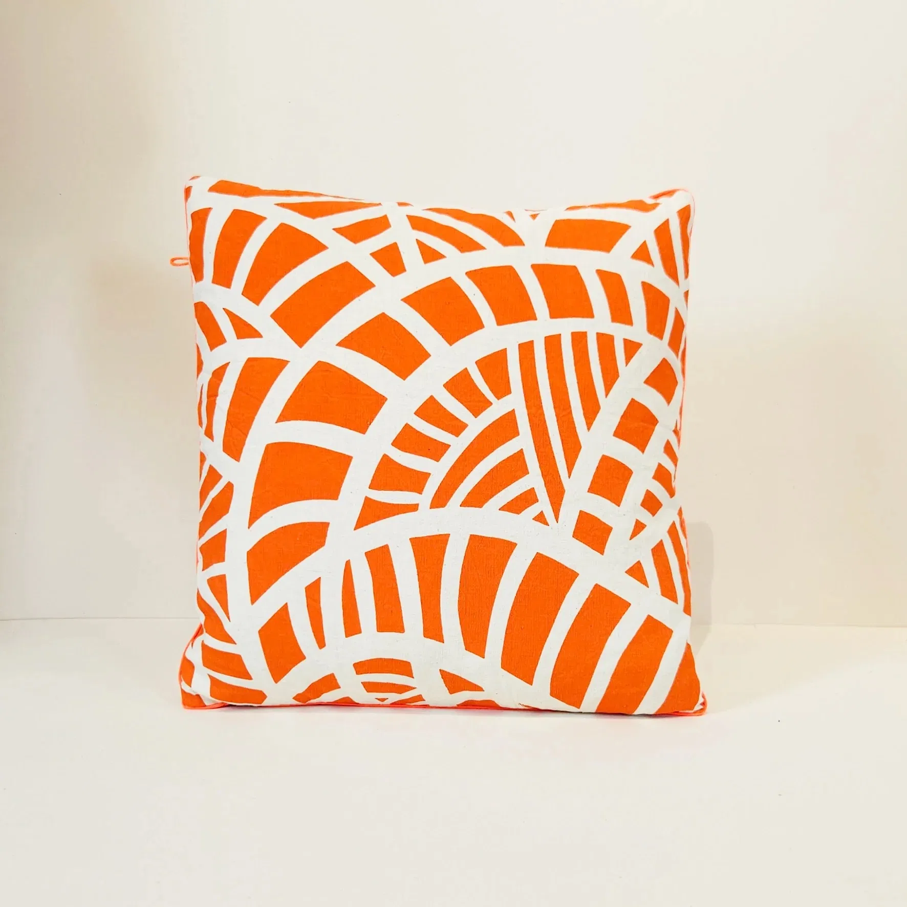 Ce coussin artisanal est une création unique entièrement confectionnée à la main dans notre atelier-boutique dans le haut-marais à Paris.
Le recto-verso permet d’offrir une multitude de combinaisons de couleurs et/ou de motifs.
Amusez-vous à créer des associations uniques à votre image.