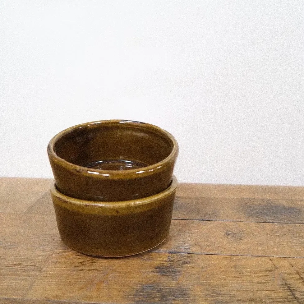 Un ramequin tourné dans mon atelier à Paris, émaillé dans un brun brillant aux reflets miels.
Brut et doux à la fois, il trouve sa place aussi bien sur une table pour un dessert, des. fruits secs ou des épices que posé sur une étagère pour y glisser vos petits objets.
Chaque pièce est unique, tournée à la main, avec ses nuances, ses traces, et ce petit quelque chose d’imparfait qui la rend singulière.
DIMENSIONS : Ø 9cm, H 4cm environ.