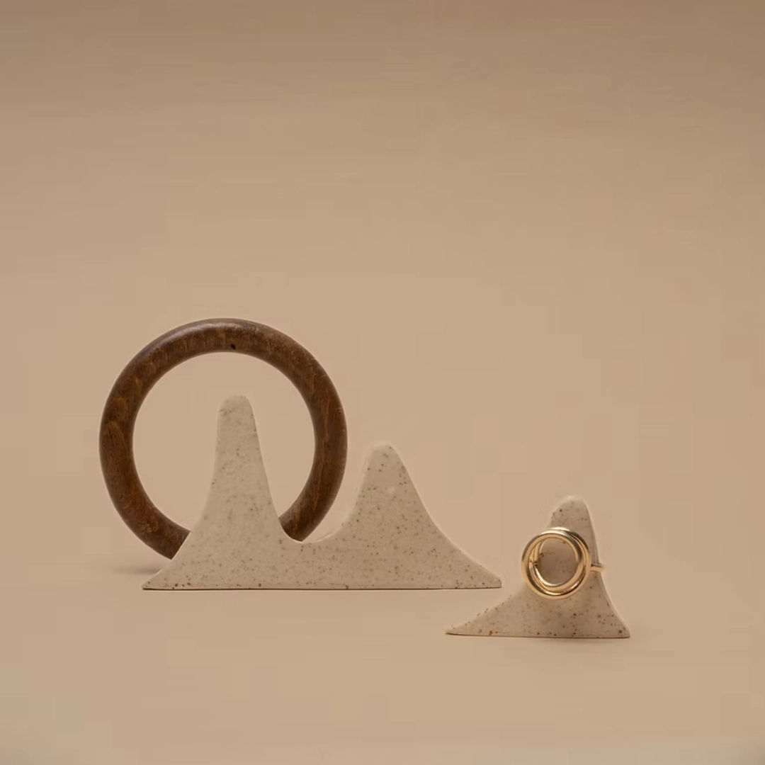 La bague LINEA est un modèle à la fois imposant et épuré. À porter au quotidien, ce bijou aux lignes minimalistes et aériennes vient épouser votre doigt pour mettre en valeur vos mains à chacun de vos mouvements.
Le cercle mesure environ 1,5cm mais les formes sont aléatoires donc peuvent varier d'un bijou à l'autre.
Taille à indiquer dans l'ordre.
Les bijoux Atelier Nicol sont entièrement fabriqués en laiton (sans nickel, non allergène), puis recouverts d'un bain d'or. Le placage trois microns permet à chaque pièce de pouvoir vous accompagner au quotidien et de durer dans le temps. Les bijoux plaqué argent sont, quant à eux, recouvert d'un bain d'argent de dix microns.