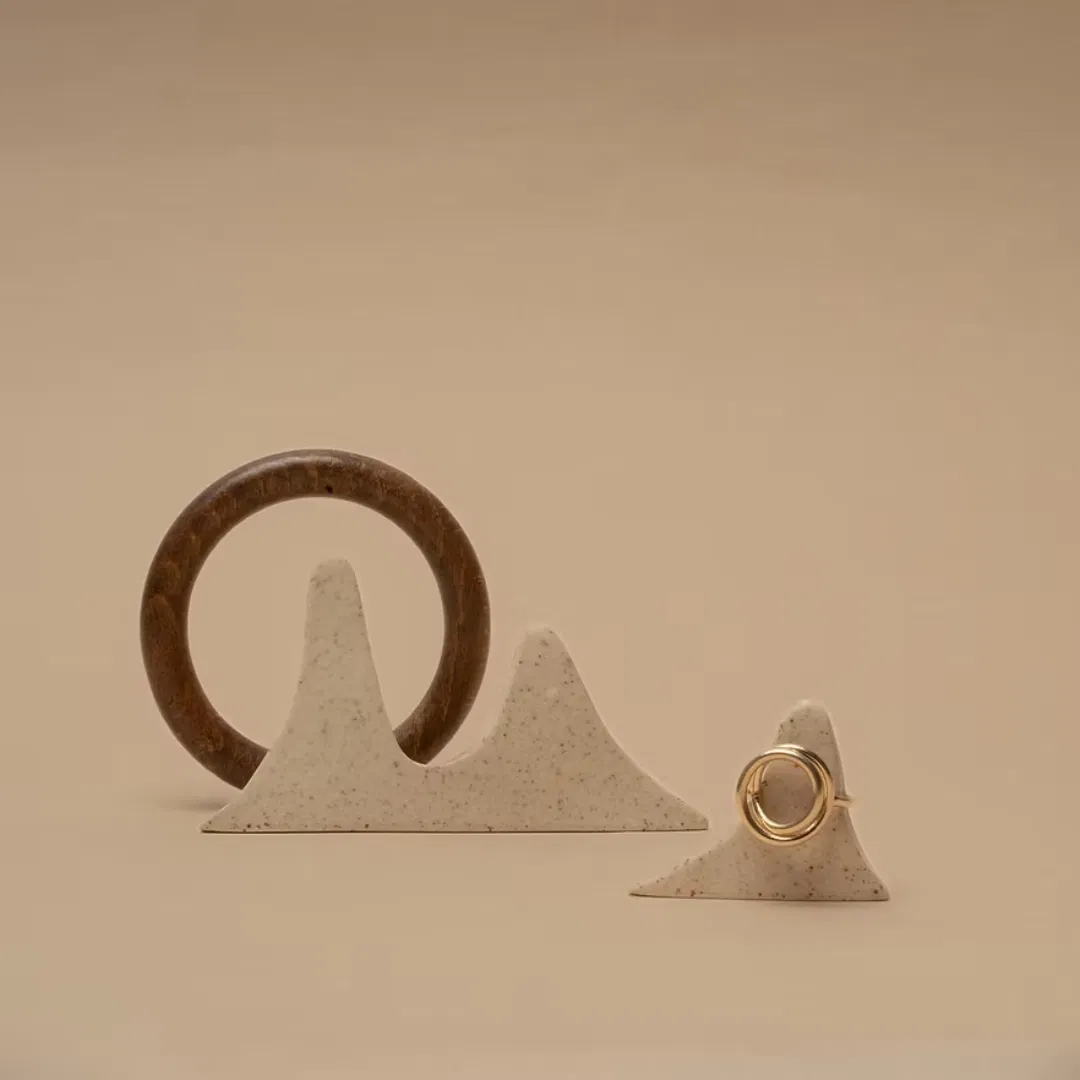 La bague LINEA est un modèle à la fois imposant et épuré. À porter au quotidien, ce bijou aux lignes minimalistes et aériennes vient épouser votre doigt pour mettre en valeur vos mains à chacun de vos mouvements.
Le cercle mesure environ 1,5cm mais les formes sont aléatoires donc peuvent varier d'un bijou à l'autre.
Taille à indiquer dans l'ordre.
Les bijoux Atelier Nicol sont entièrement fabriqués en laiton (sans nickel, non allergène), puis recouverts d'un bain d'or. Le placage trois microns permet à chaque pièce de pouvoir vous accompagner au quotidien et de durer dans le temps. Les bijoux plaqué argent sont, quant à eux, recouvert d'un bain d'argent de dix microns.