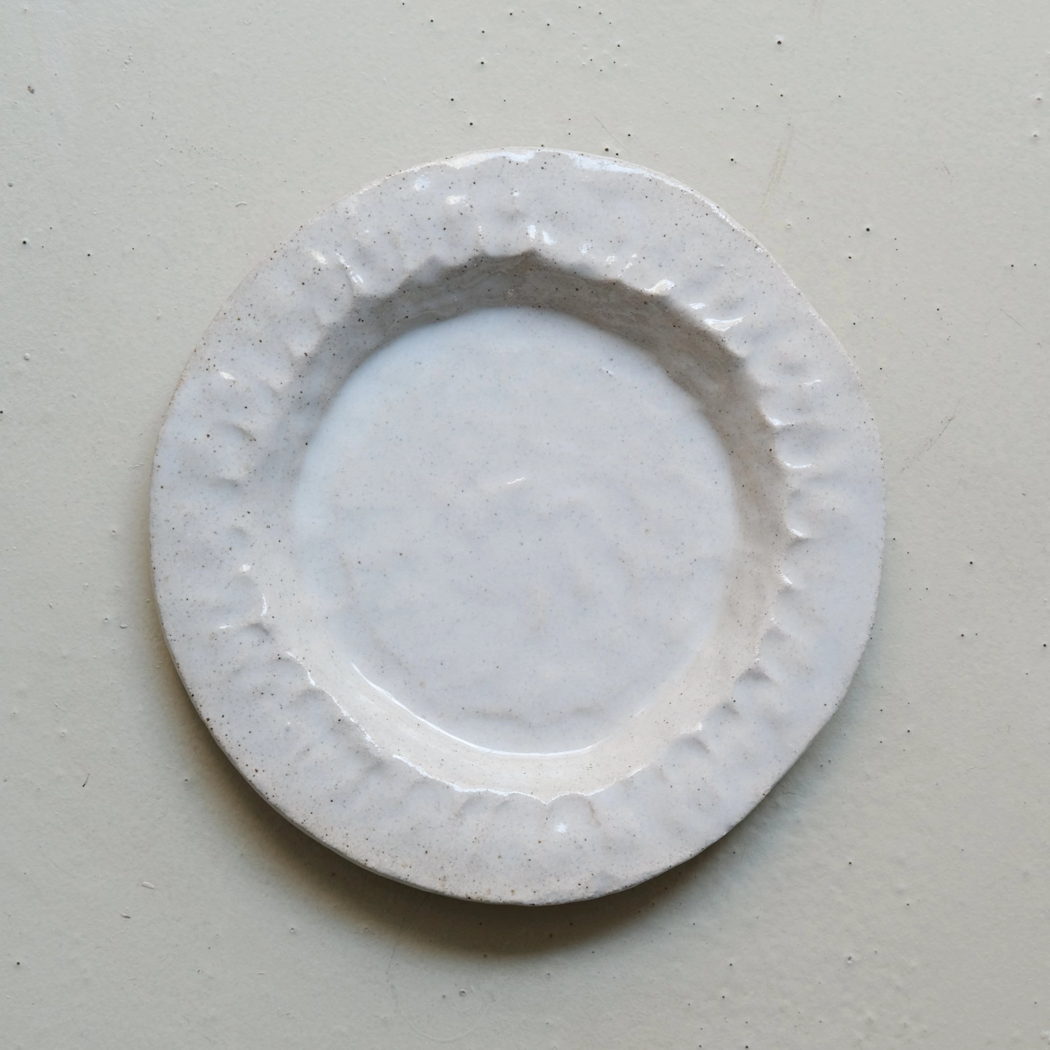 Assiette en grès à rebords D 20cm- Blanc satiné