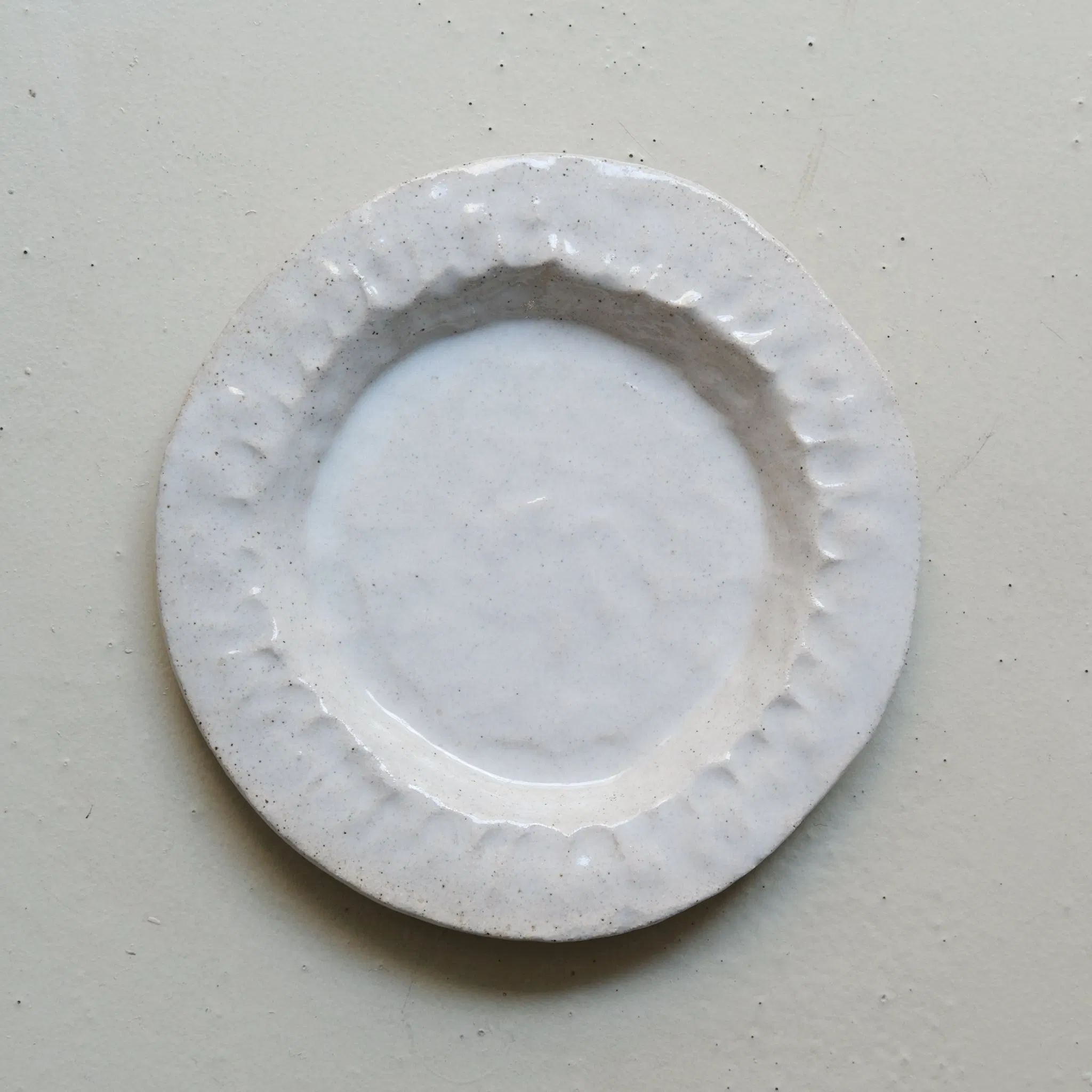 Assiette en grès à rebords D 20cm- Blanc satiné