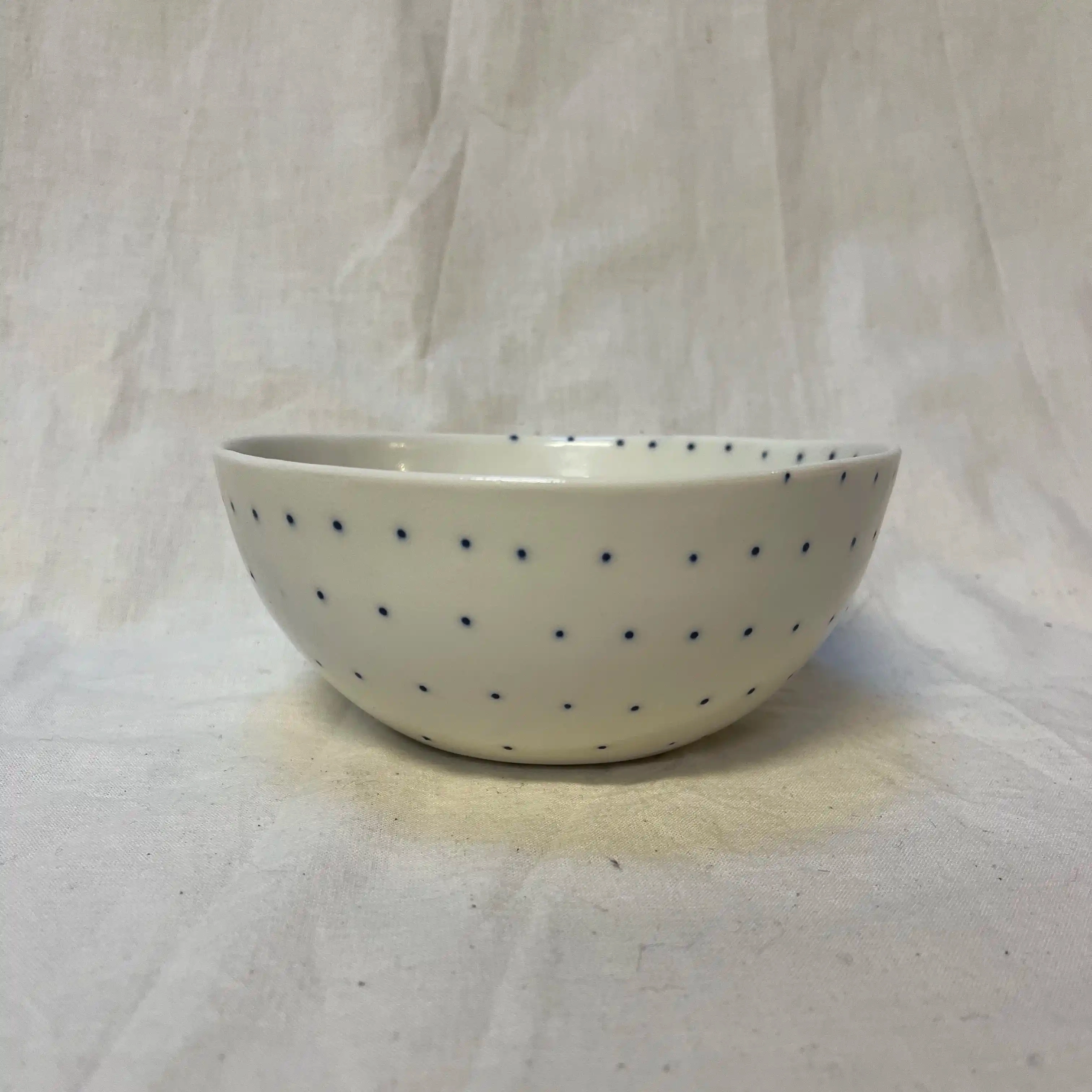 Petit saladier porcelaine. Diamètre 17 cm, hauteur 8 cm. Décor à l’engobe