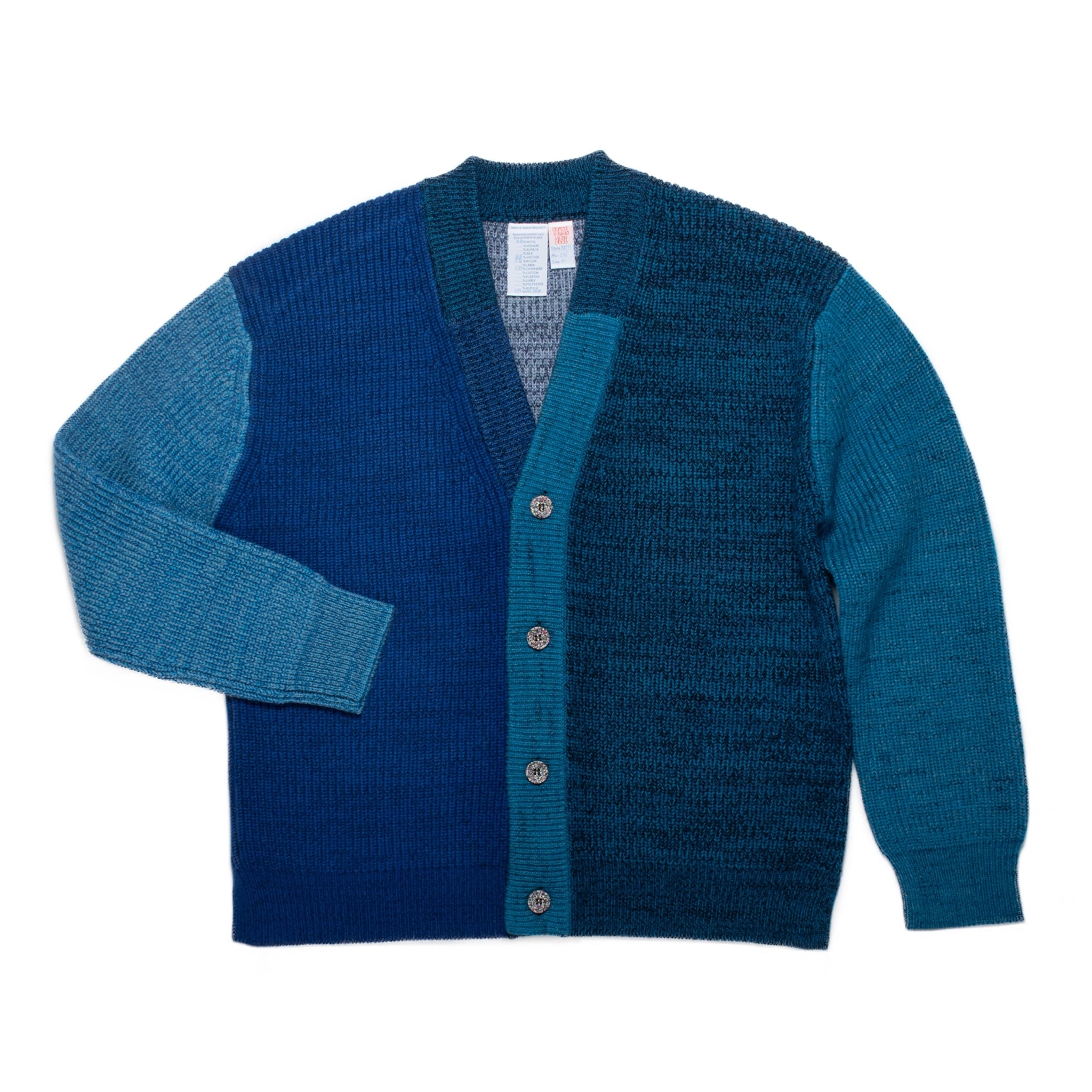 Cardigan tricoté taille M. PATTI est un cardigan à col en V avec une large patte de boutonnage façon patchwork.
Sa coupe droite et décontractée présente des épaules tombantes et des fentes sur les coutures latérales. Les boutons sont fabriqués à partir de plastique recyclé.
Le modèle est défini, mais les couleurs et le fil sont choisis par la roue de la fortune WYP, ce qui rend chaque pièce véritablement unique au monde.