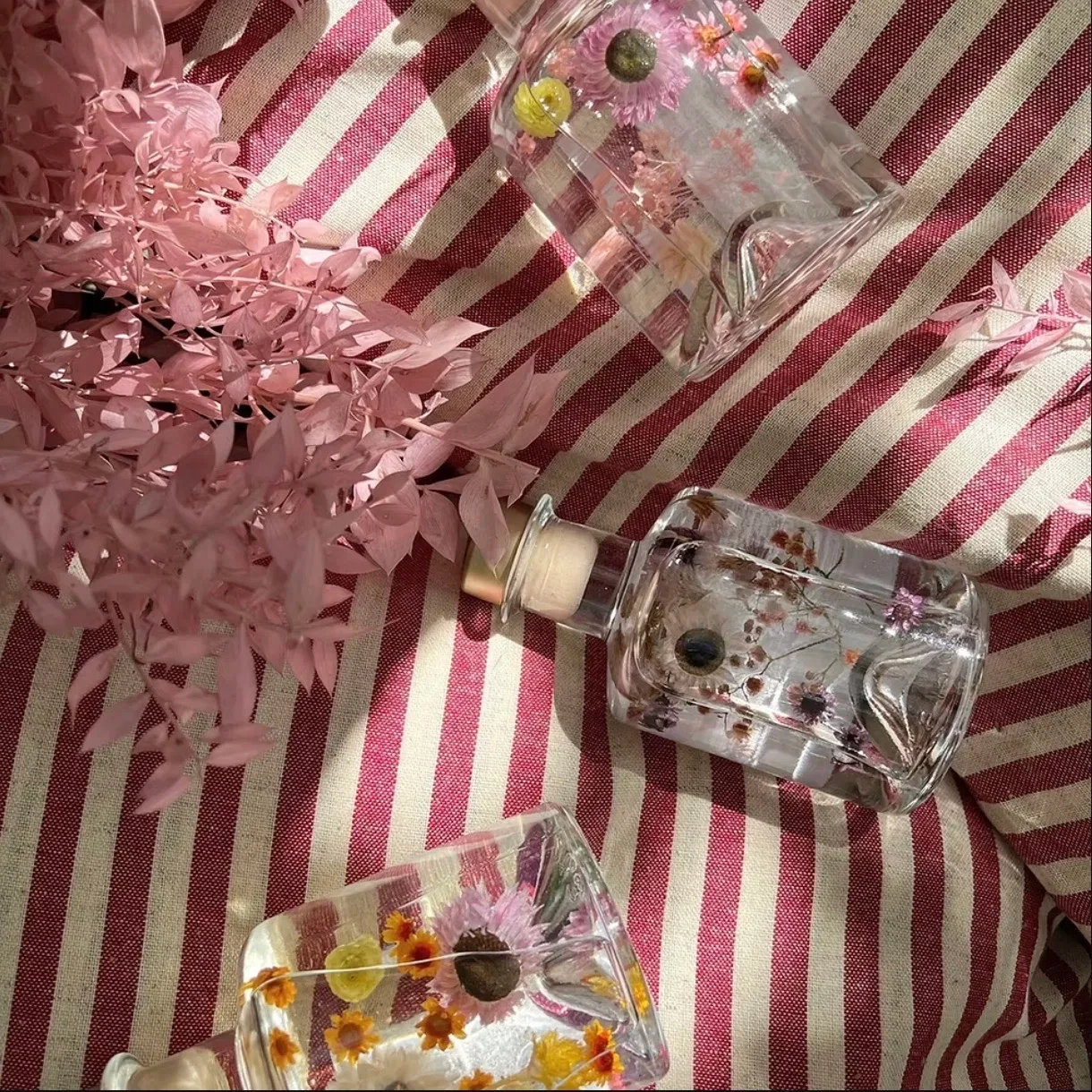 Diffuseur floral dans son contenant en verre de 200ML.
Durée de diffusion : 4 à 6 mois
Composition : Solution biodégradable sans alcool / parfum de Grasse / Fleurs séchées en France / Fabrication à la main.
Vendu dans son pochon en coton et ses tiges en rotin rose pastel.