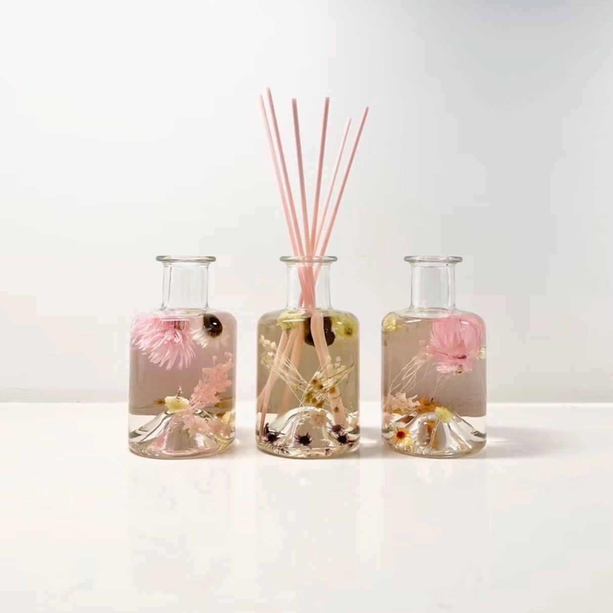 Diffuseur floral dans son contenant en verre de 200ML.
Durée de diffusion : 4 à 6 mois
Composition : Solution biodégradable sans alcool / parfum de Grasse / Fleurs séchées en France / Fabrication à la main.
Vendu dans son pochon en coton et ses tiges en rotin rose pastel.