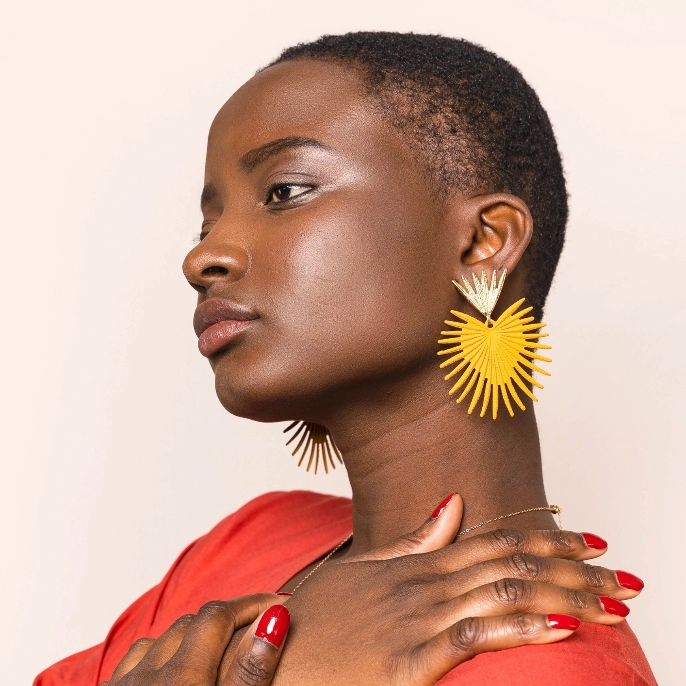 Belles boucles d’oreilles dorées, juste ce qu’il vous faut pour sublimer vos sorties cérémonie et rencontres.