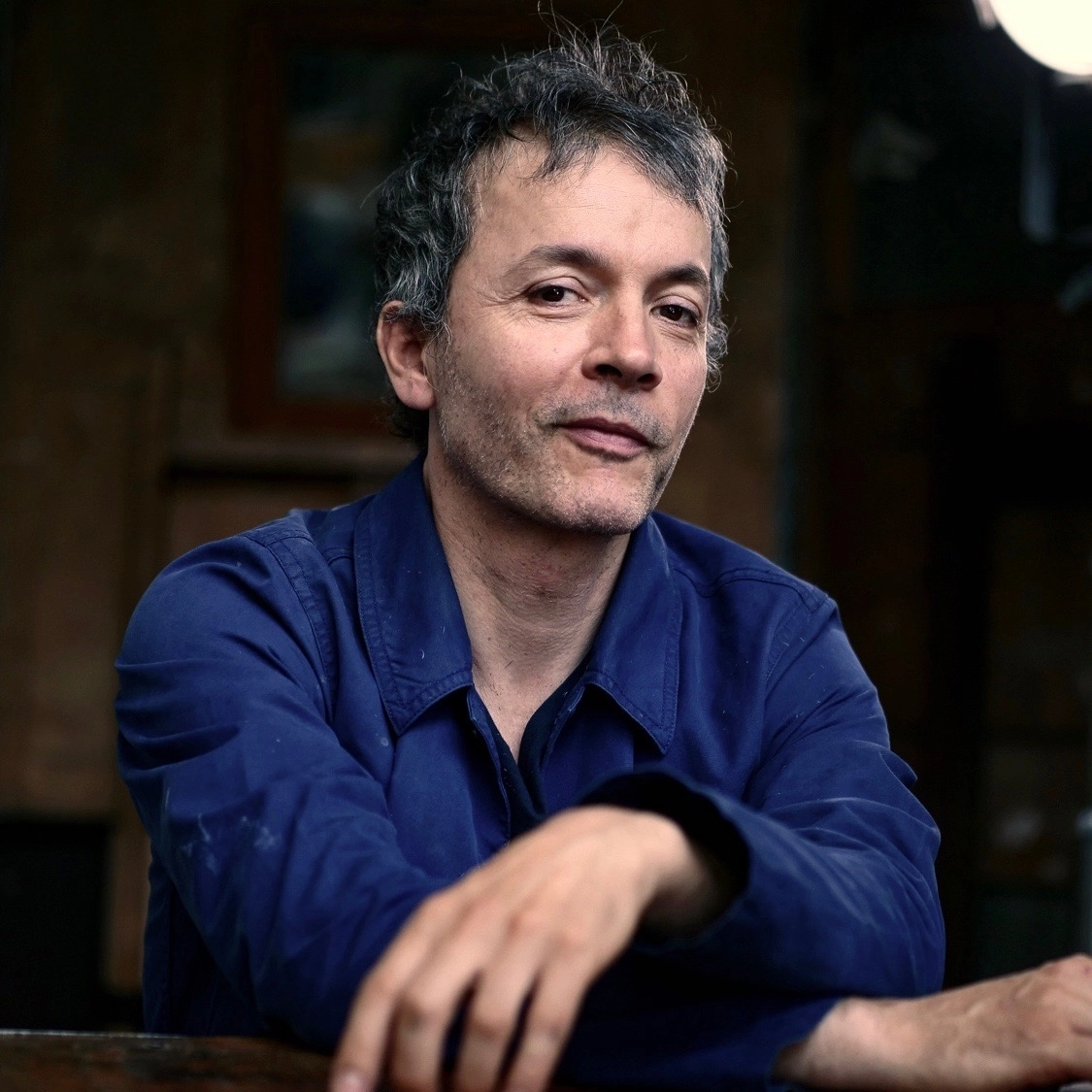 Charles Meubles d'O. Réalisateur-monteur, création de meubles sur-mesure, Charles réalise des aménagements haut de gamme à Paris, alliant esthétique, précision et souci du détail, selon un client satisfait.