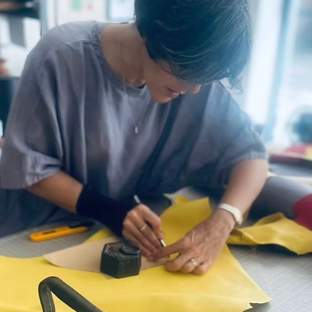 Artisan Maroquinier - Atelier AMYTiS Paris 19